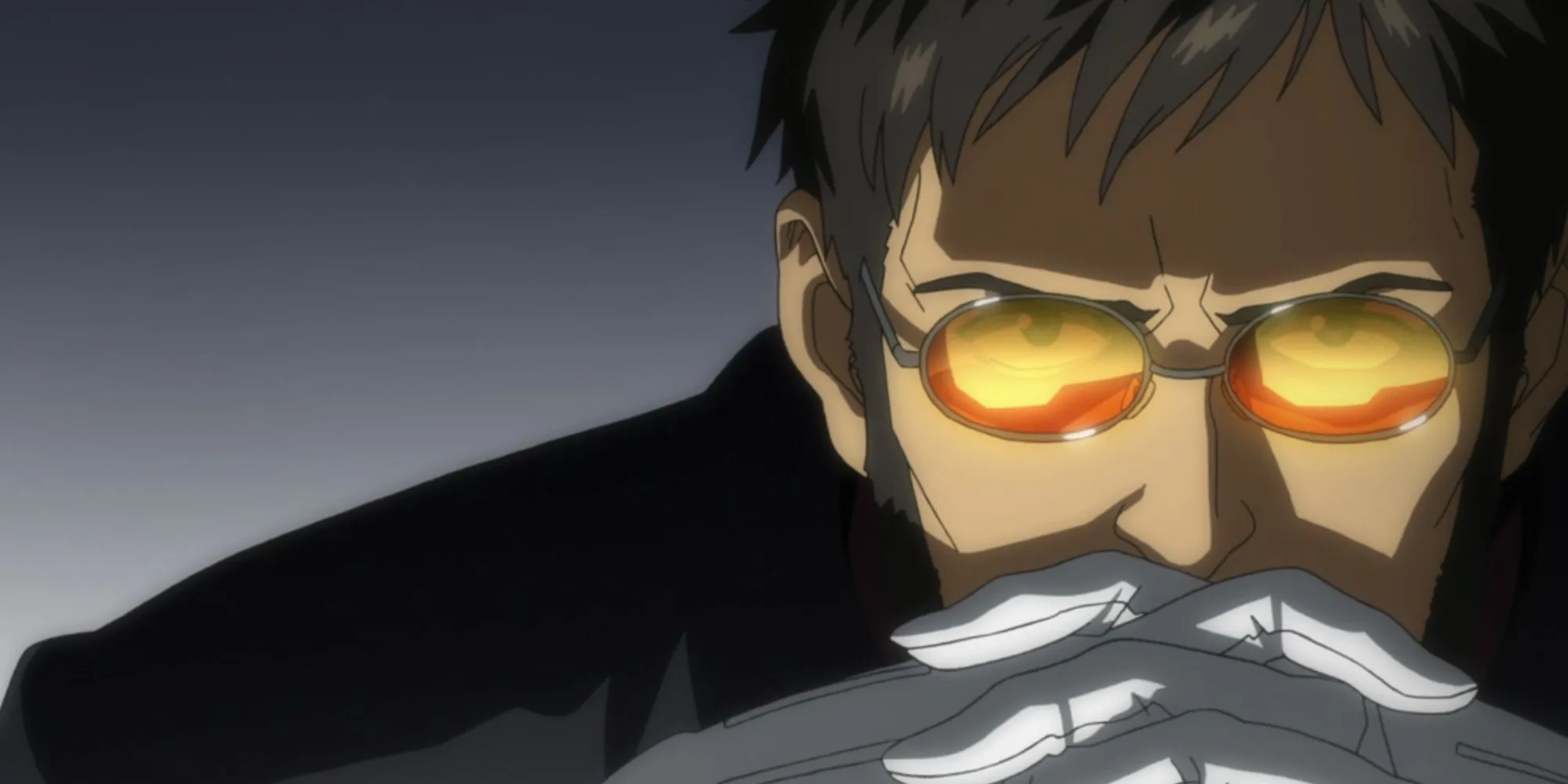 Gendo Ikari với vẻ mặt lạnh lùng trong Neon Genesis Evangelion, thể hiện sự tính toán đằng sau kế hoạch Công cụ hóa con người.