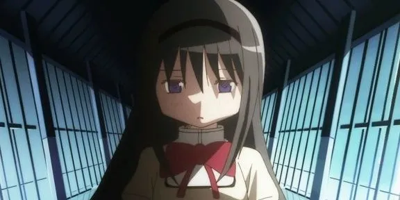 Kyouko Sakura trong trang phục Magical Girl, tay cầm ngọn giáo xích