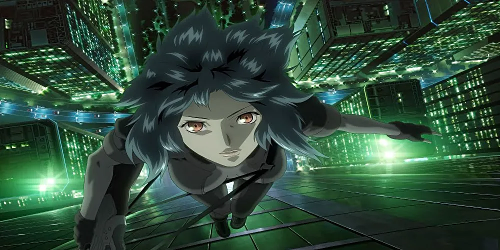 Motoko Kusanagi với mái tóc tím đặc trưng, trong bộ giáp chiến đấu