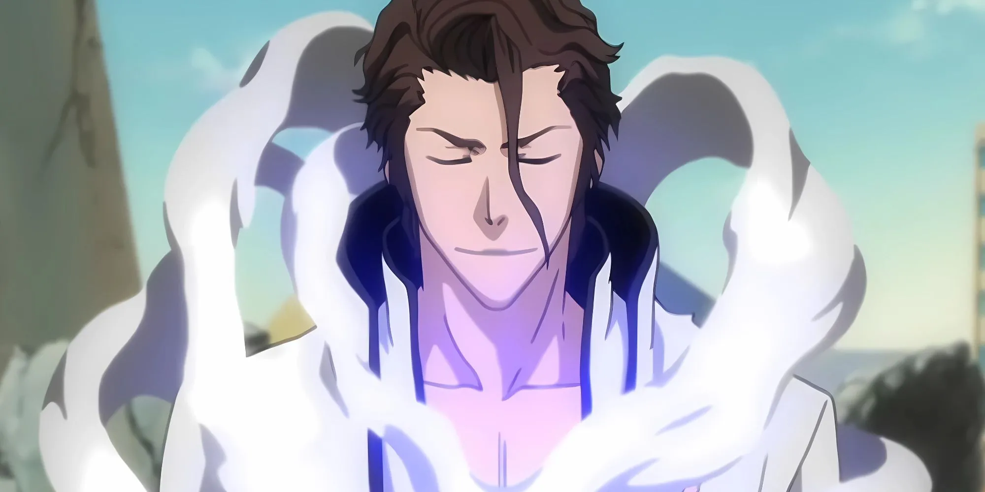 Sosuke Aizen với cặp kính đặc trưng và nụ cười tự mãn, thể hiện sự xảo quyệt đằng sau kế hoạch thao túng Linh Giới.