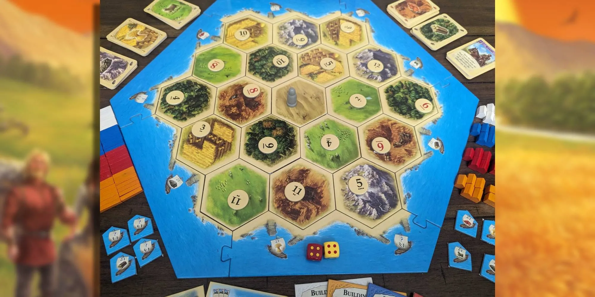 Bàn chơi Catan với các mảnh đất tài nguyên và xúc xắc, biểu tượng cho sự giao thương và cạnh tranh
