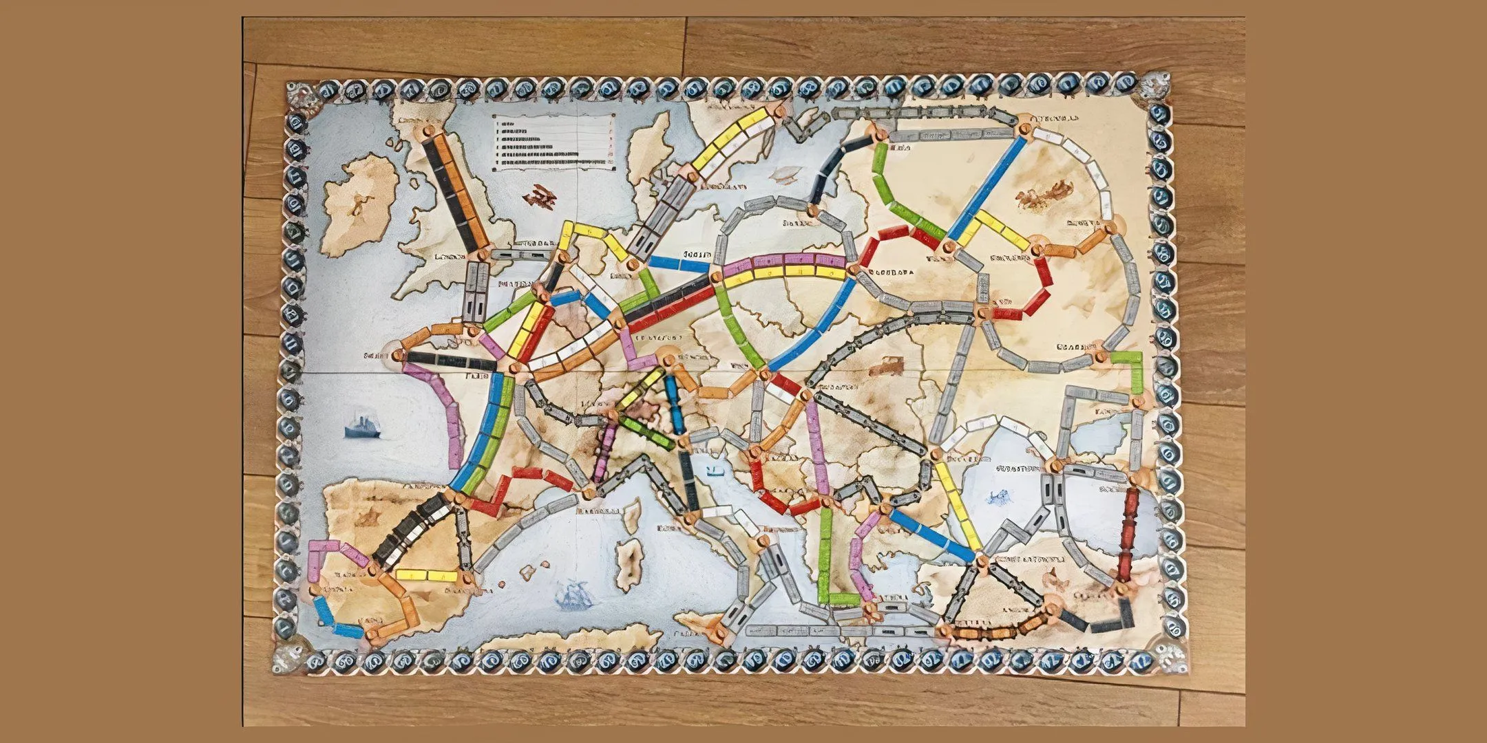 Bàn chơi Ticket To Ride cùng các đoàn tàu nhiều màu sắc và những lá bài.