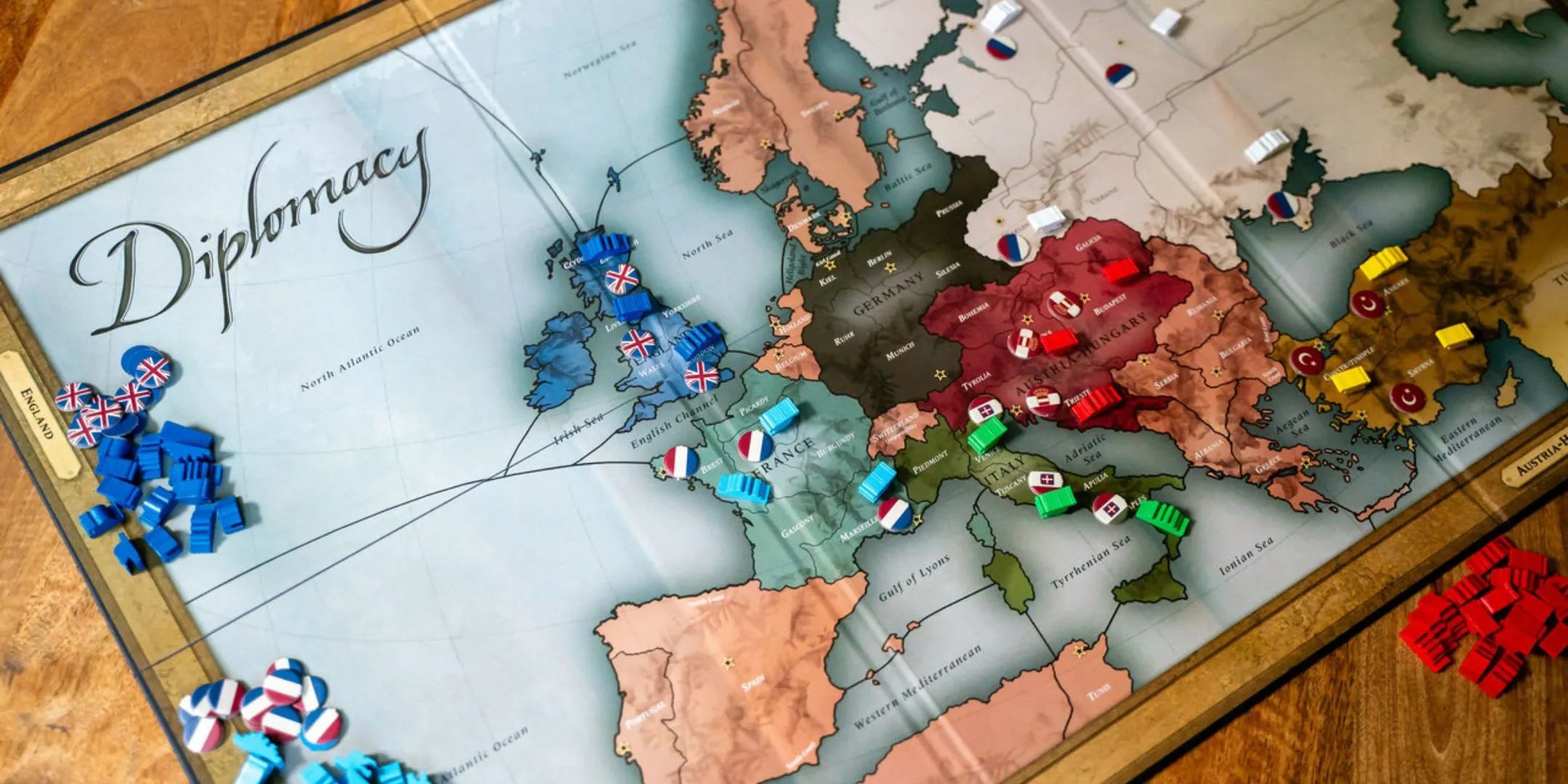 Bàn cờ Diplomacy, một game chiến thuật đầy phức tạp, tượng trưng cho những âm mưu và liên minh mong manh