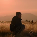 Bella Ramsey trong vai Ellie trong phim The Last of Us mùa 2, biểu cảm đầy suy tư.