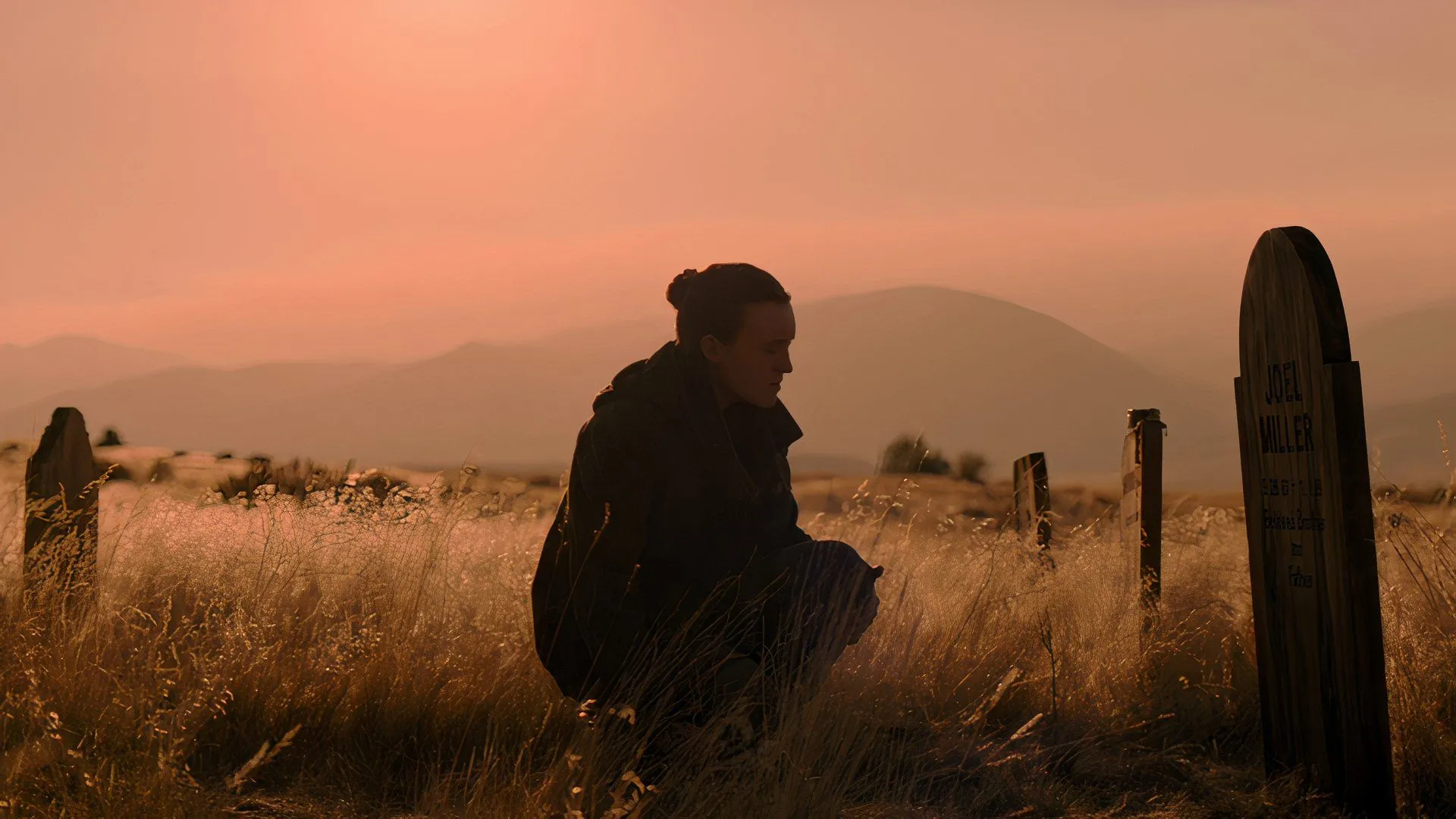 Bella Ramsey trong vai Ellie trong phim The Last of Us mùa 2, biểu cảm đầy suy tư.