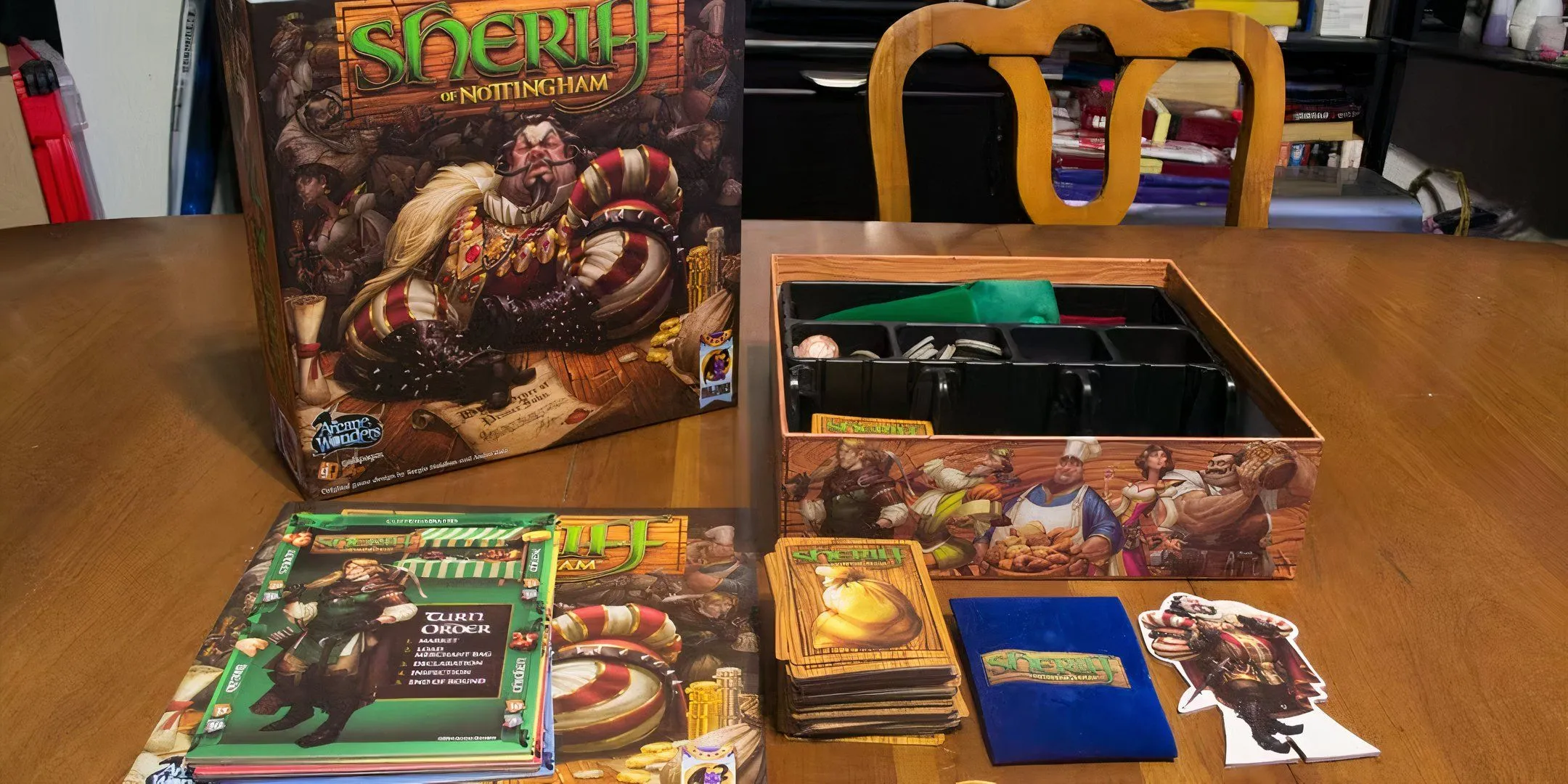 Các lá bài và bàn cờ Sheriff of Nottingham, biểu tượng cho những lúc người chơi khác &quot;chỉnh lưng&quot; bạn khi giải thích luật.