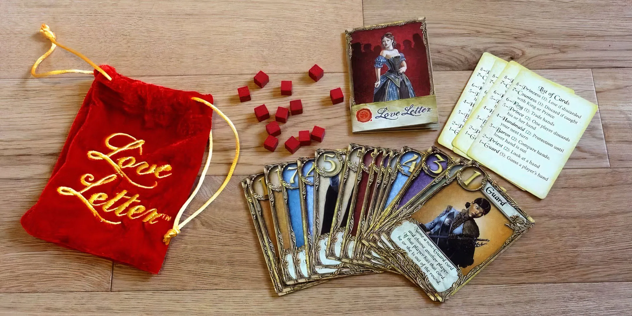 Các lá bài và thành phần game Love Letter được trải ra, biểu tượng cho việc khám phá lại luật chơi.