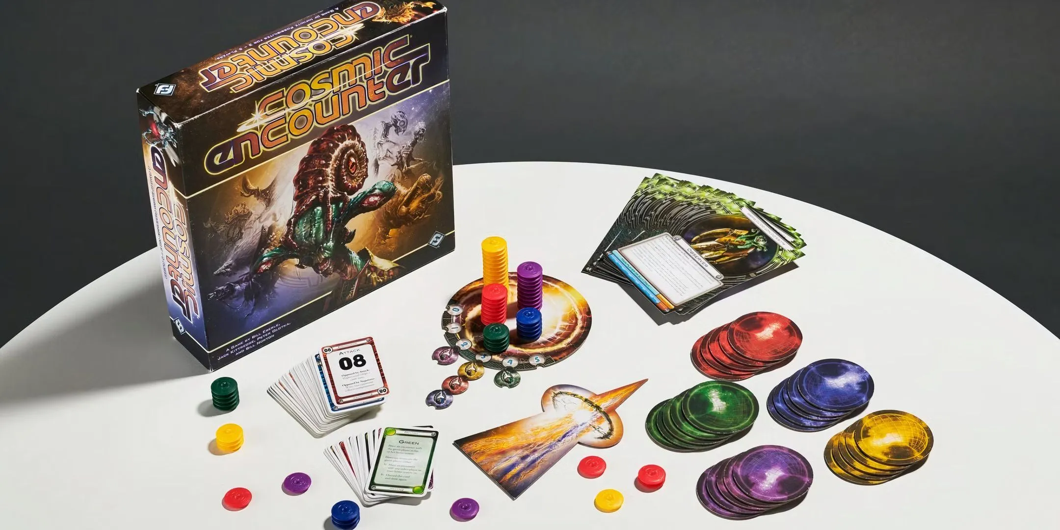 Các quân cờ và hộp game Cosmic Encounter, tượng trưng cho sự phức tạp trong luật chơi.