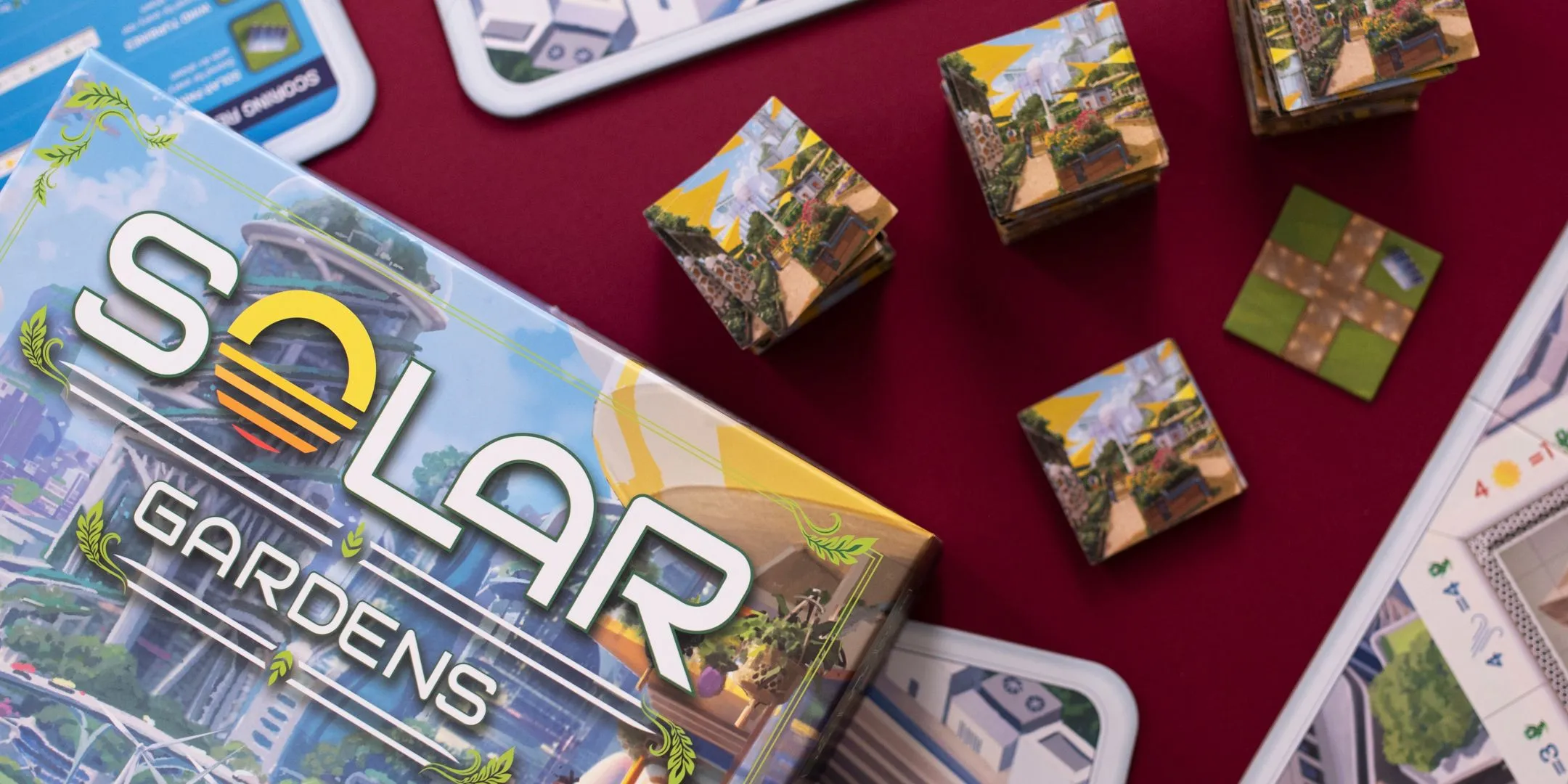 Cận cảnh hộp board game Solar Gardens và các ô gạch úp