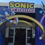 Cổng vào K1 Speed với trang trí Sonic khổng lồ và biểu ngữ sự kiện Sonic Racing Crossworlds
