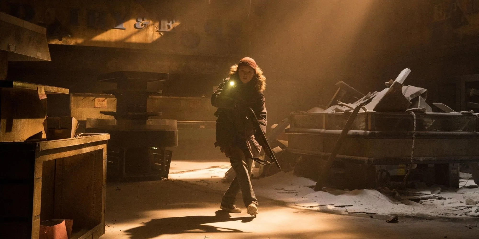 Ellie một mình khám phá khu vực bỏ hoang với khẩu súng trên tay trong The Last of Us, biểu tượng của sự sinh tồn.