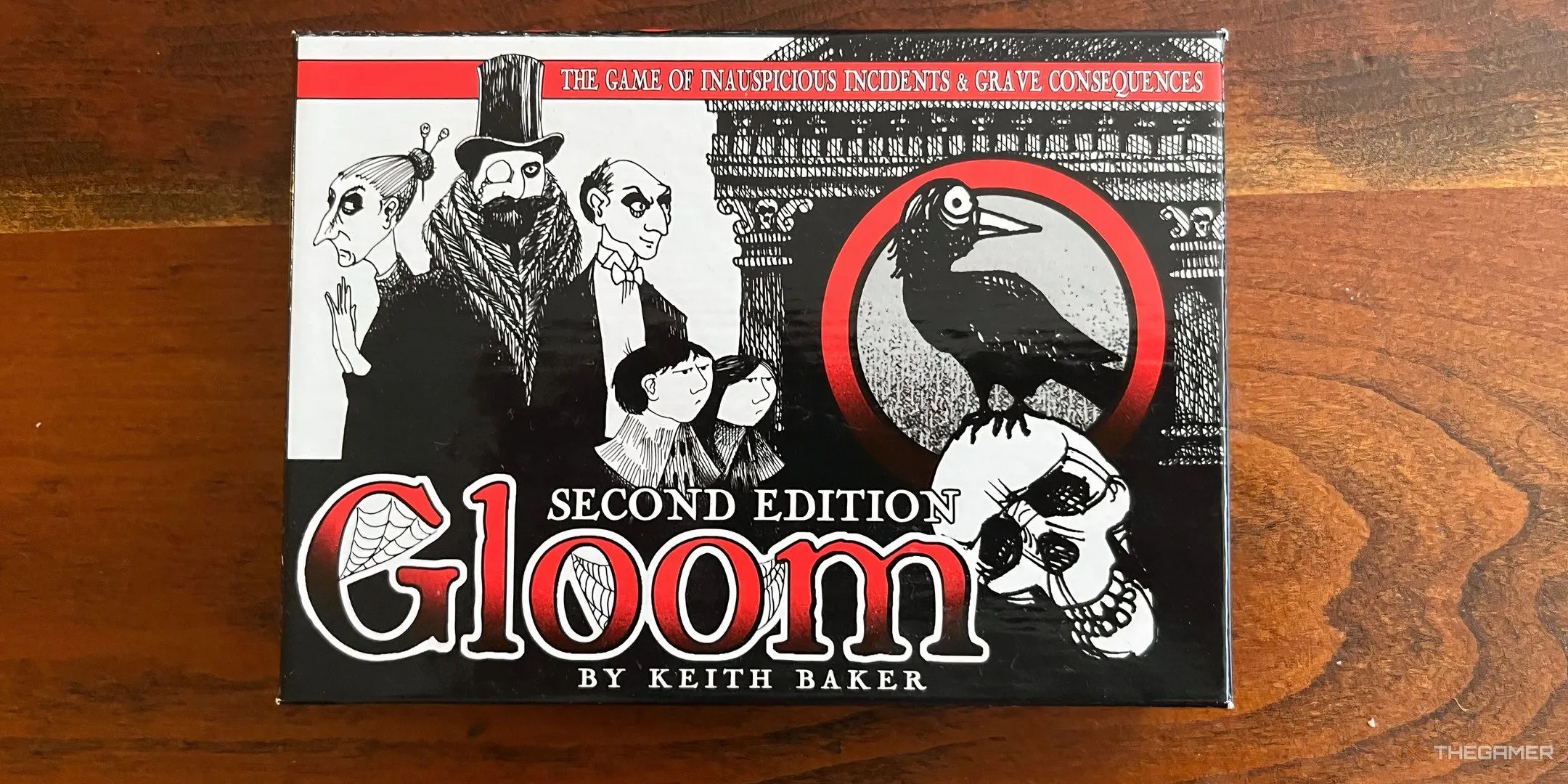 Gia đình Gothic u sầu trên bìa hộp board game Gloom