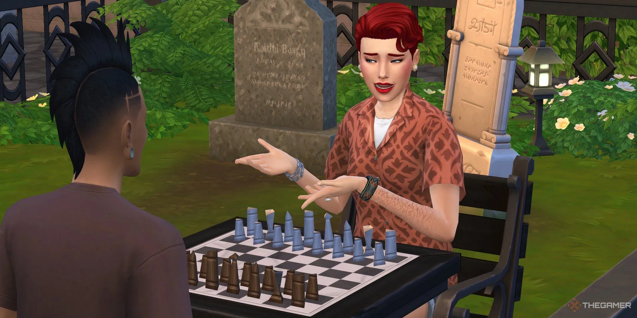 Hai nhân vật Sims đang trò chuyện bên bàn cờ vua trong The Sims 4, thể hiện sự thư giãn nhưng cũng đầy tính toán