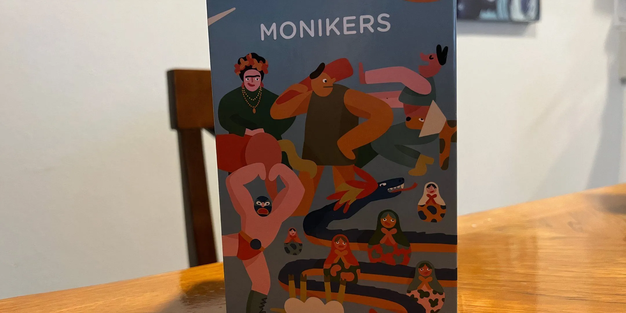 Hộp board game Monikers với thiết kế đơn giản và vui nhộn