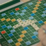 Hộp board game Pandemic và bàn cờ Scrabble thể hiện sự đa dạng của các trò chơi bàn cờ.