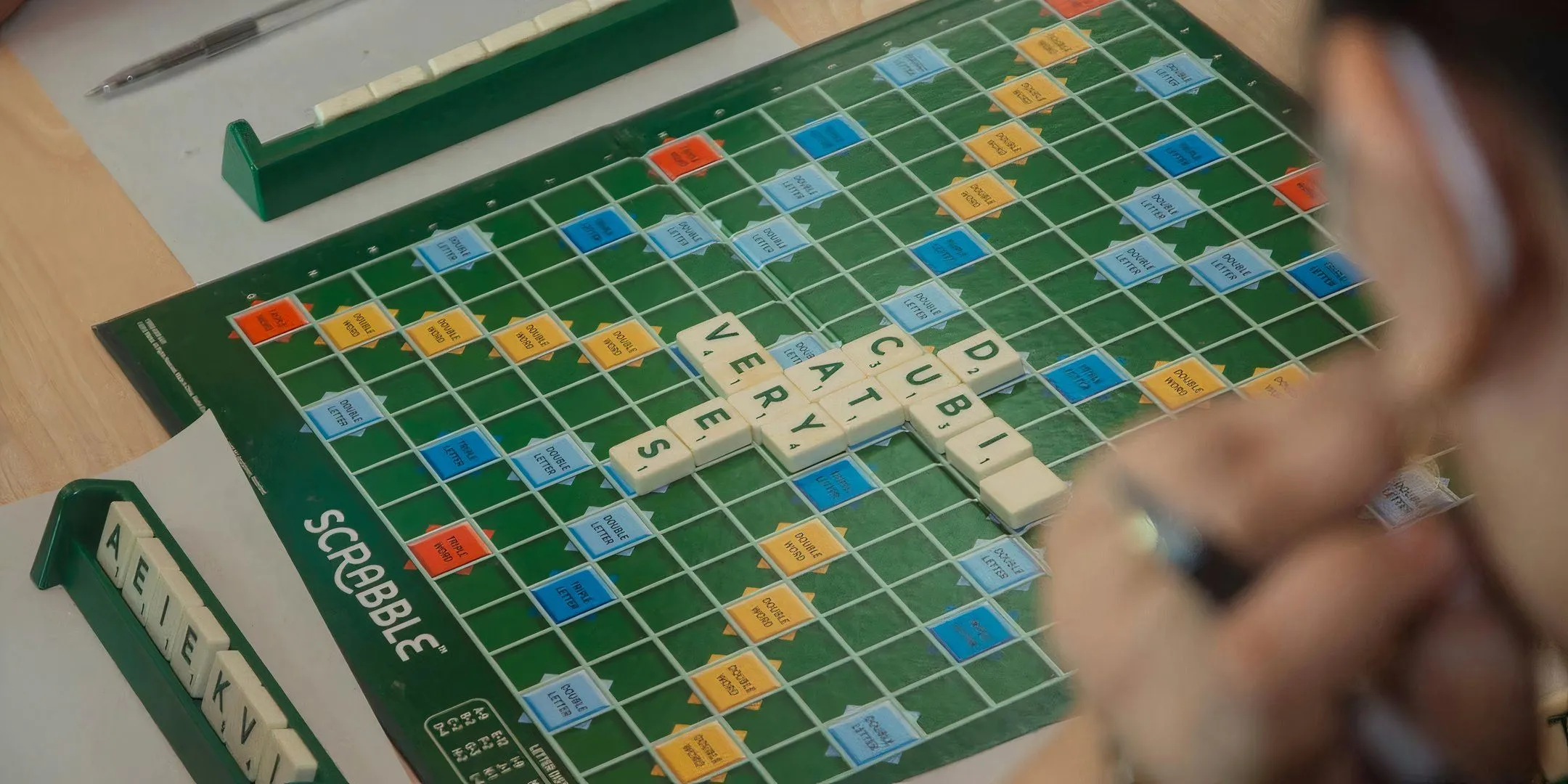Hộp board game Pandemic và bàn cờ Scrabble thể hiện sự đa dạng của các trò chơi bàn cờ.