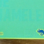 Hộp board game The Chameleon với những người chơi đang suy luận