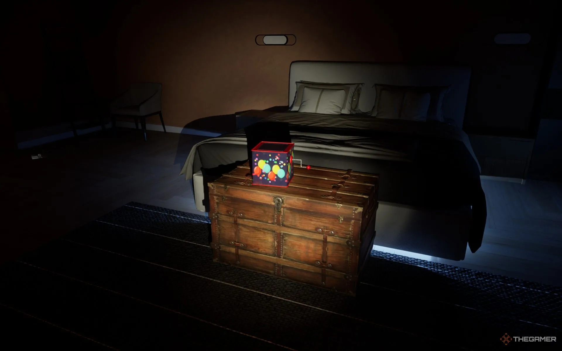 Hộp đồ chơi Jack-in-the-box đáng sợ trong Phòng Ngủ Lá Chắn của Dead Take