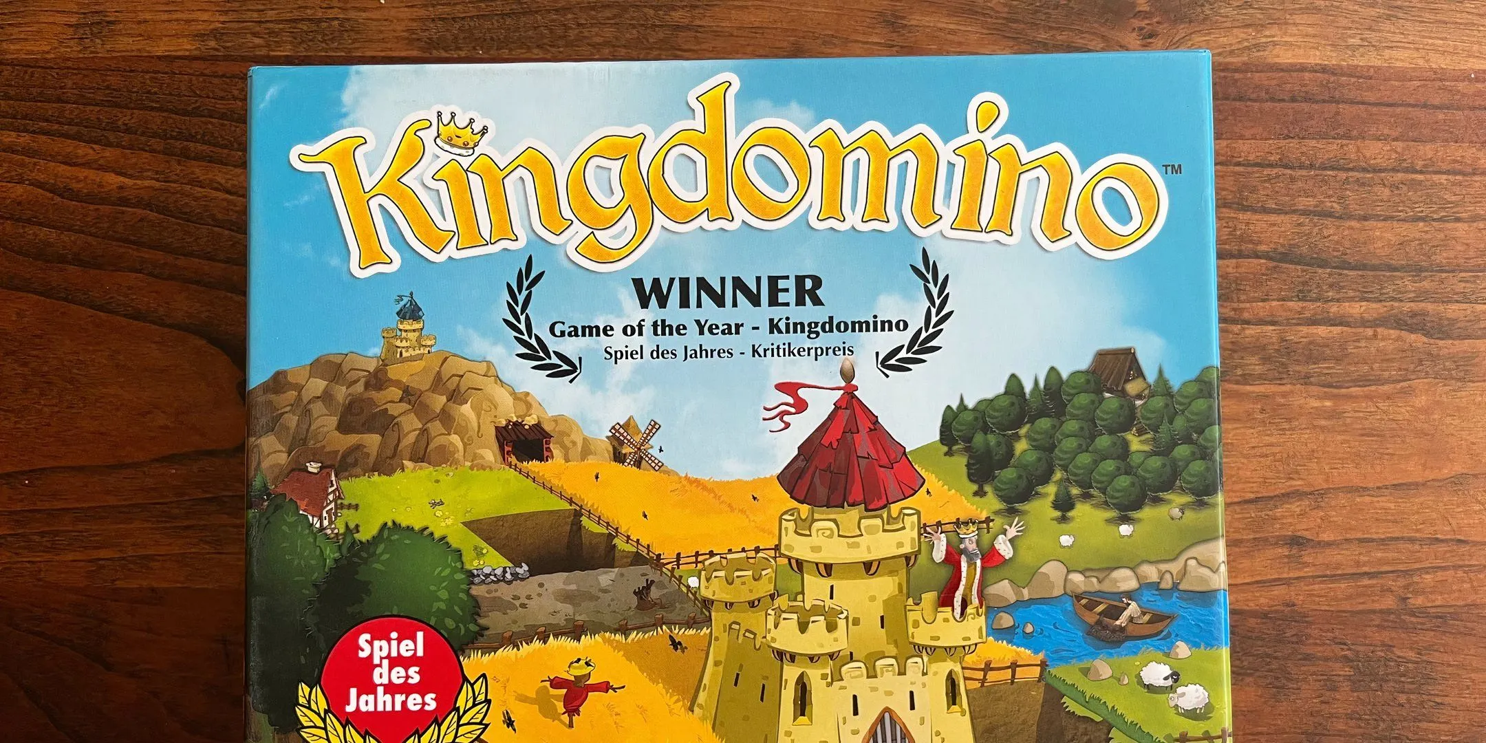 Hộp game King Domino với các miếng gạch hình domino nhiều màu sắc.