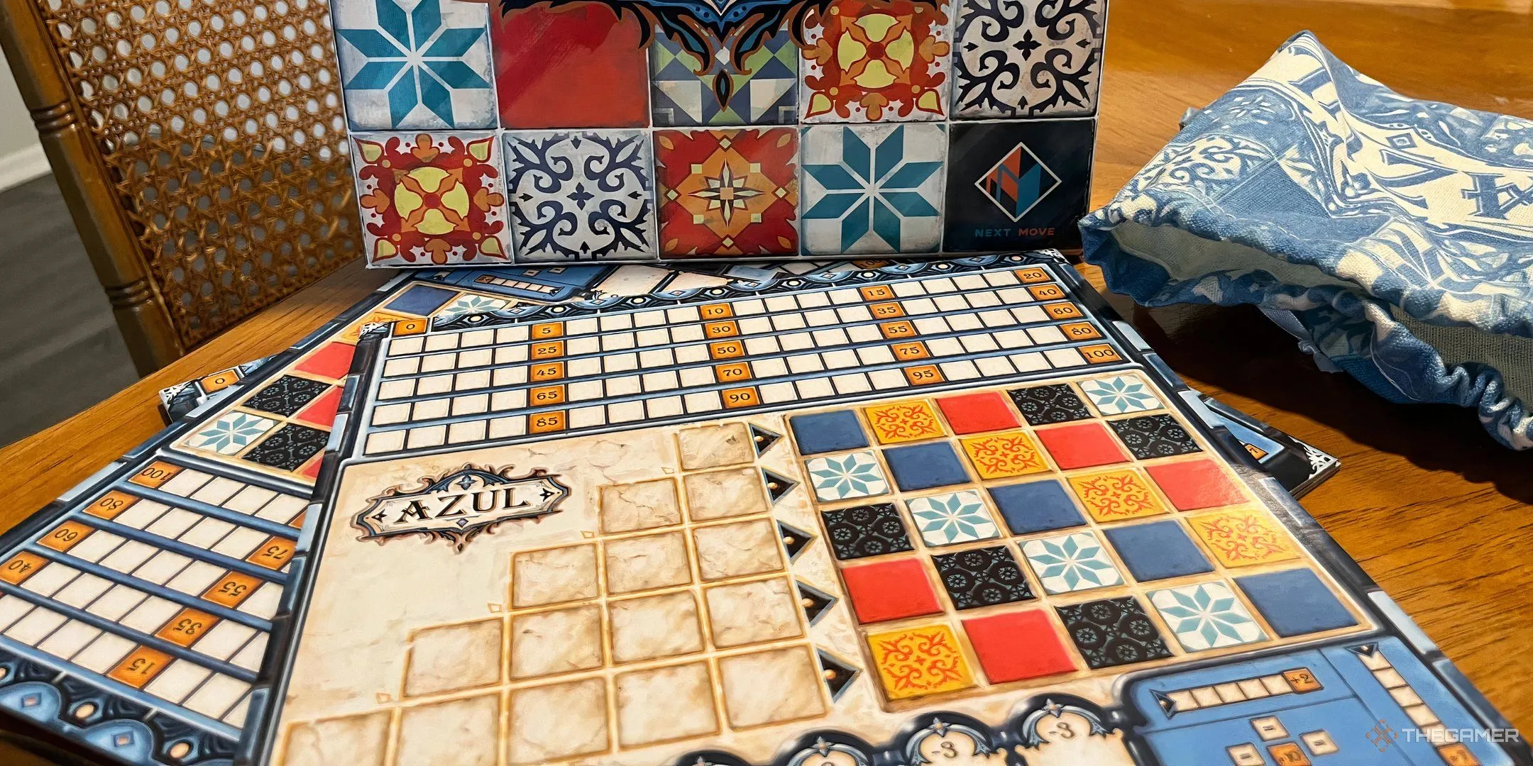 Hộp và bảng chơi game Azul với những viên gạch màu sắc rực rỡ, thể hiện sự tinh tế trong lối chơi xếp gạch.