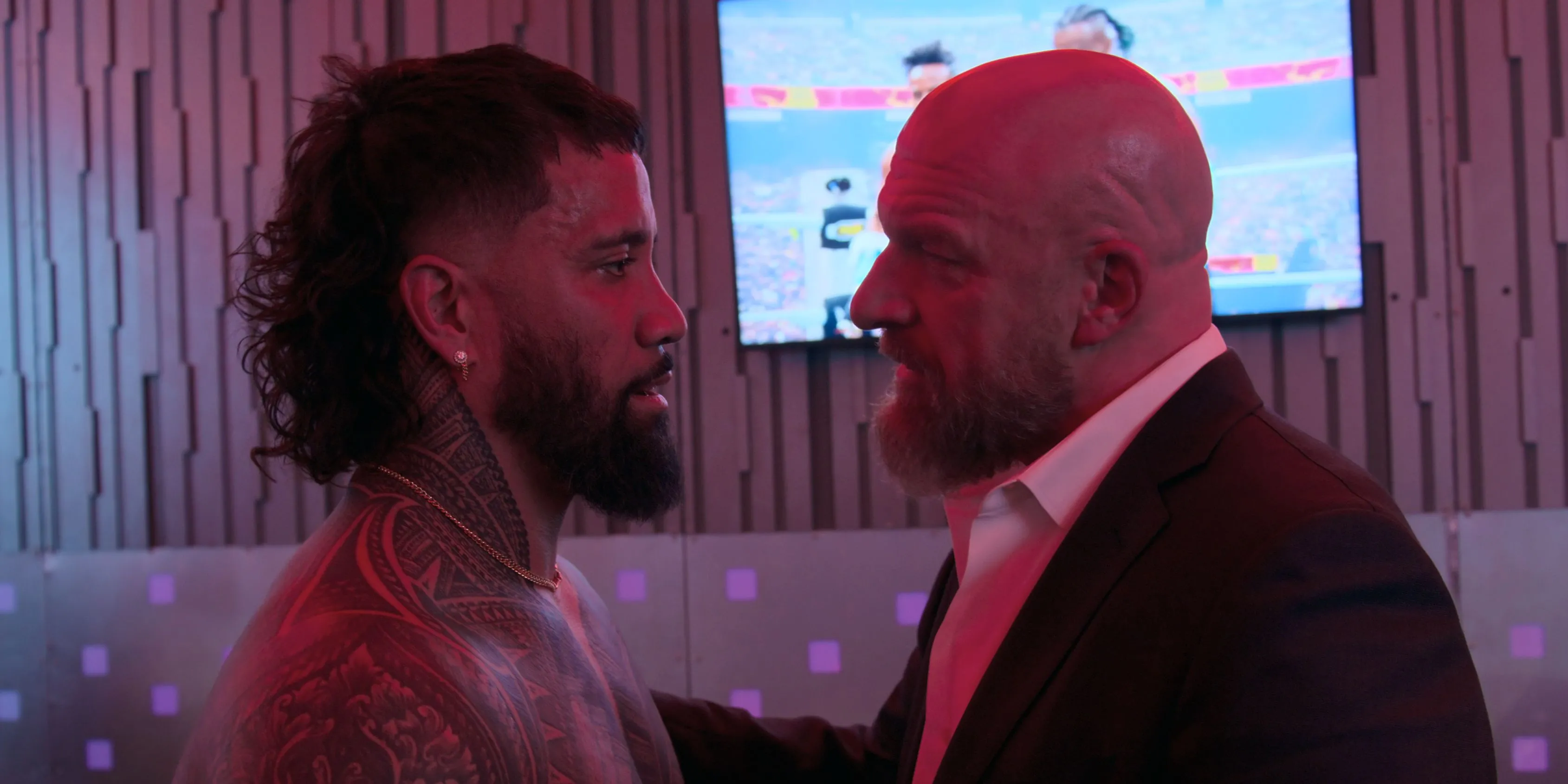 Jey Uso và Triple H, hai nhân vật chủ chốt trong series WWE Unreal của Netflix, thể hiện những cảm xúc chân thật đằng sau ánh đèn sân khấu.