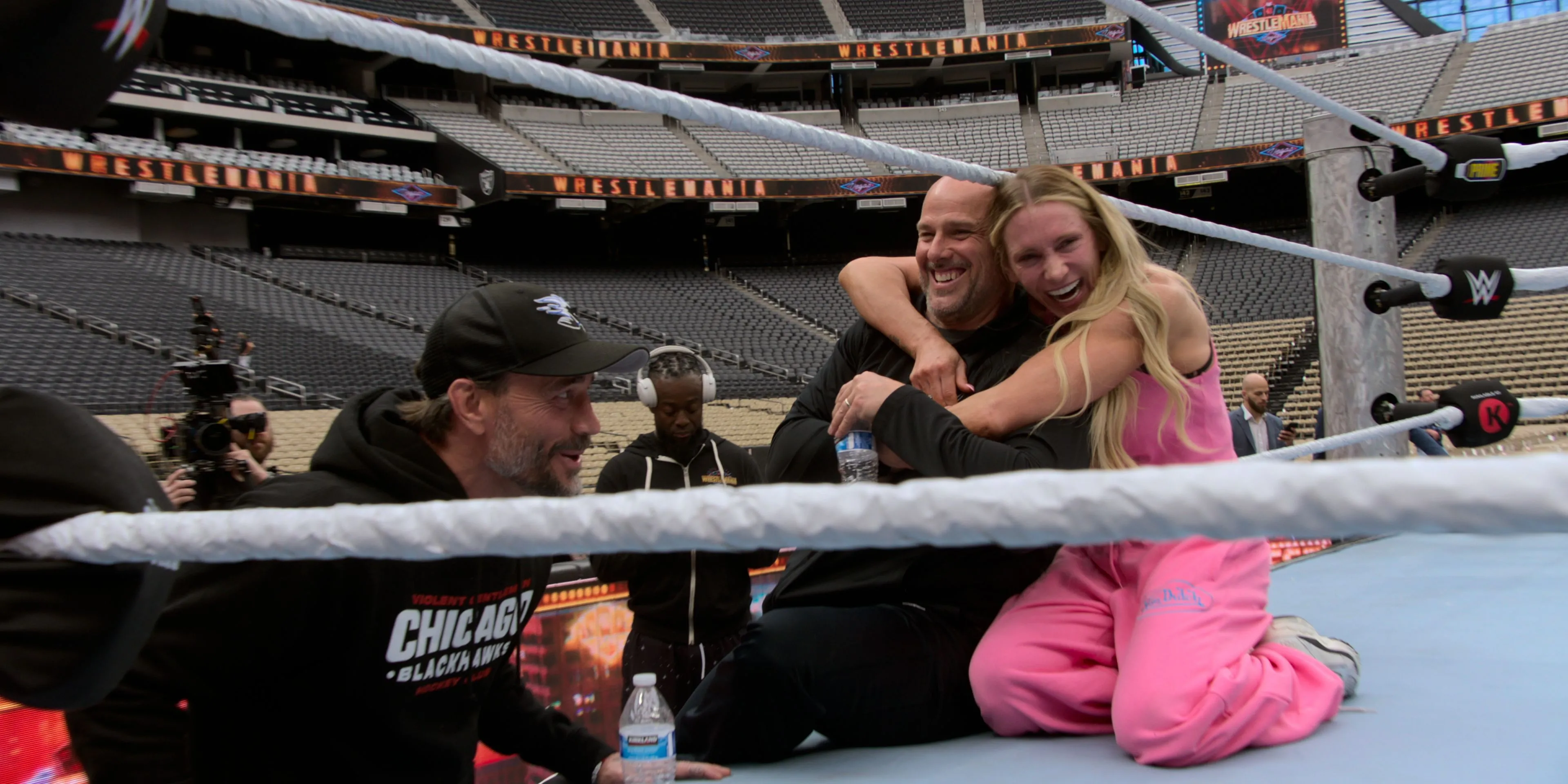 Khoảnh khắc đời thường, hài hước của CM Punk, Adam Pearce và Charlotte Flair trong WWE Unreal, cho thấy mối quan hệ gắn bó của các đô vật.