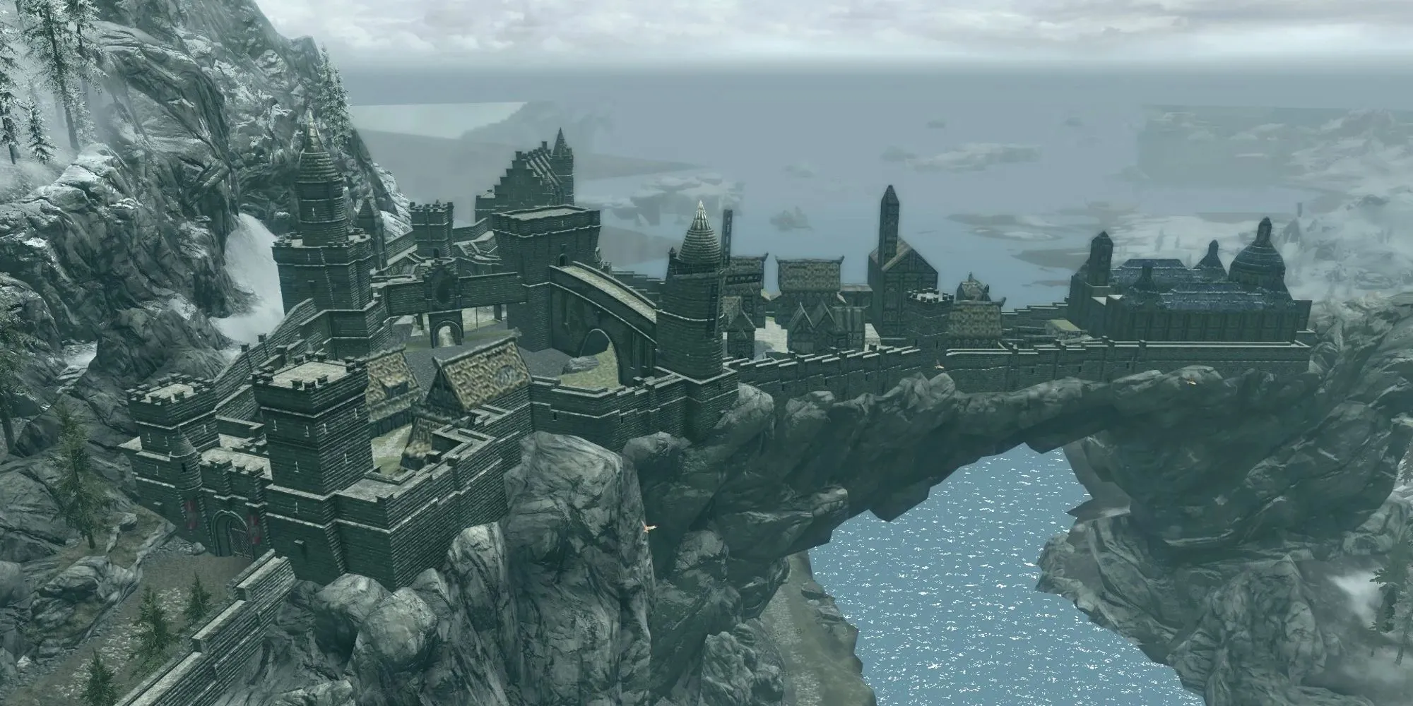 Người chơi ngắm nhìn Solitude từ trên cao, thể hiện kiến trúc hùng vĩ của thủ đô Skyrim