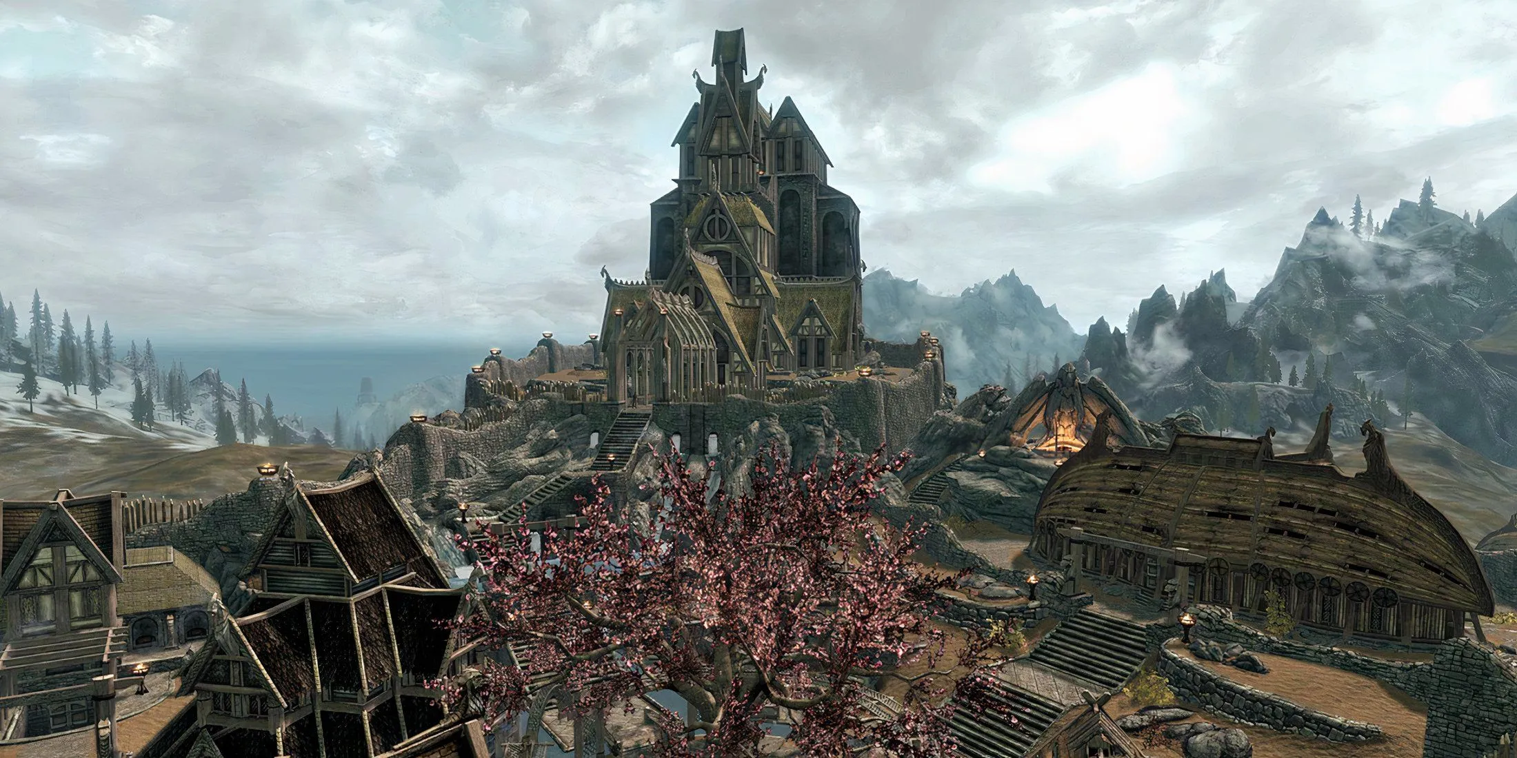 Người chơi nhìn ra khu vực Cloud District của thành phố Whiterun, biểu tượng của Skyrim