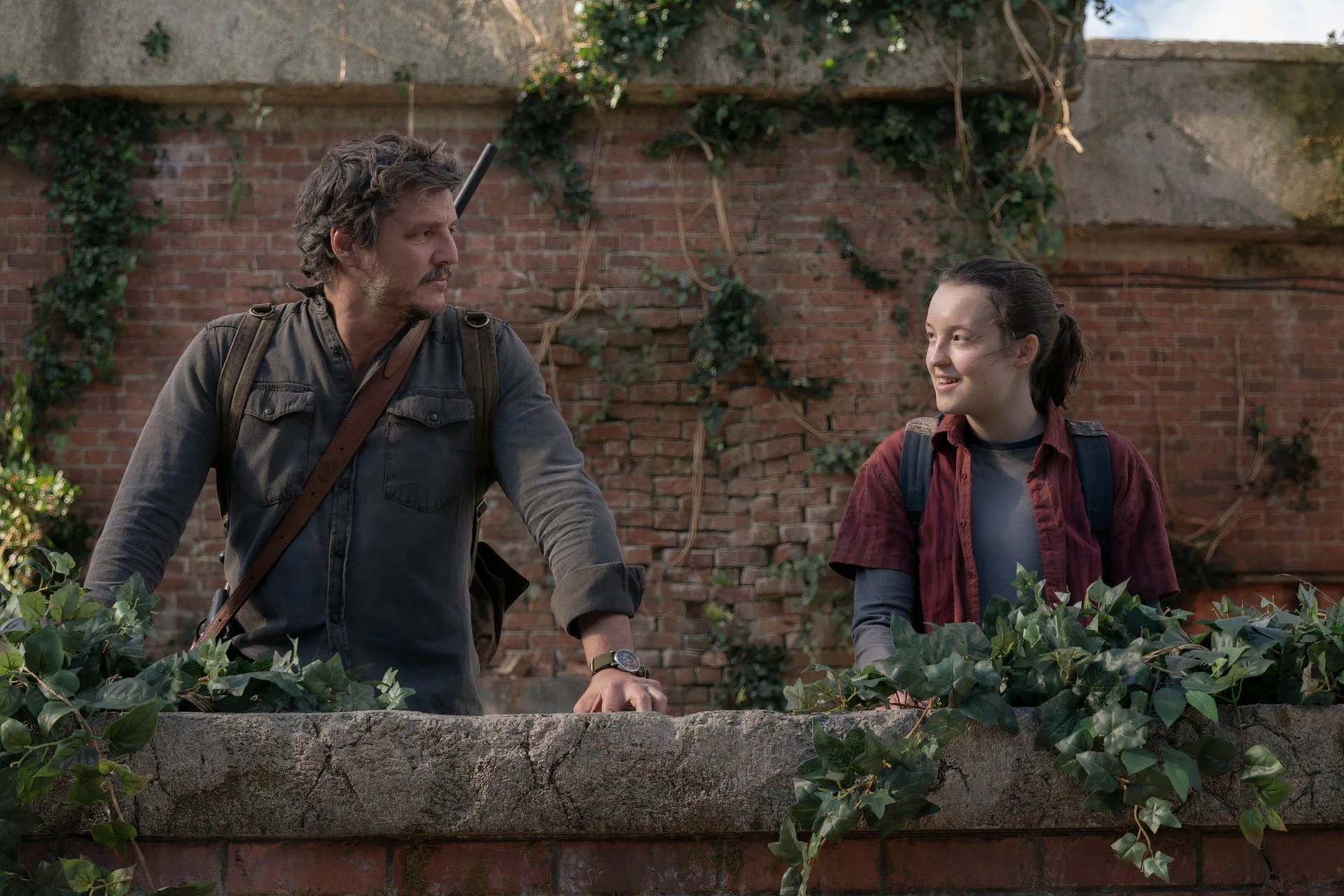 Pedro Pascal và Bella Ramsey trong phim 'The Last of Us', thể hiện sự gắn kết giữa hai diễn viên.