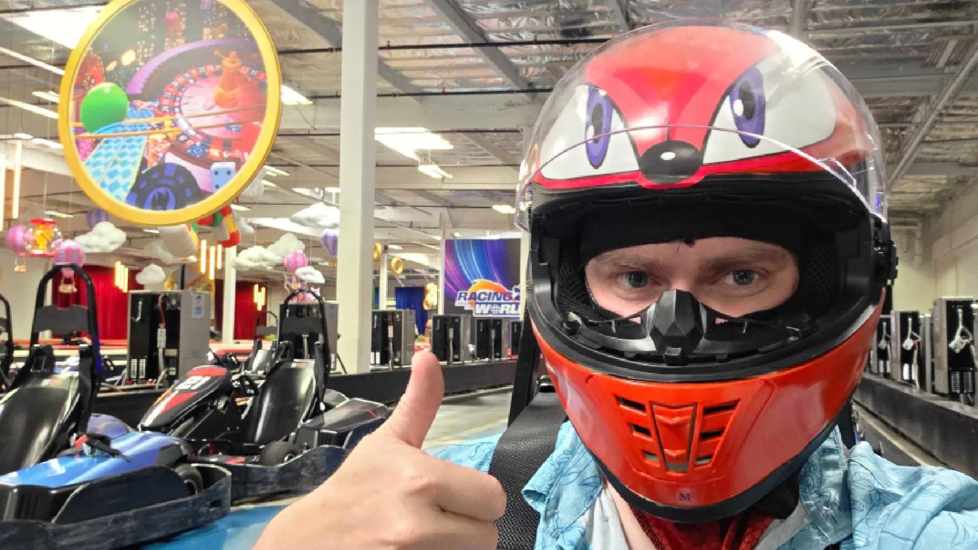 Tay đua giơ ngón cái trên đường đua go-kart chủ đề Sonic tại sự kiện K1 Speed