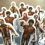 Tượng trưng cho sự sống còn khắc nghiệt của Dead of Winter với các quân cờ zombie và người sống sót giữa tuyết rơi