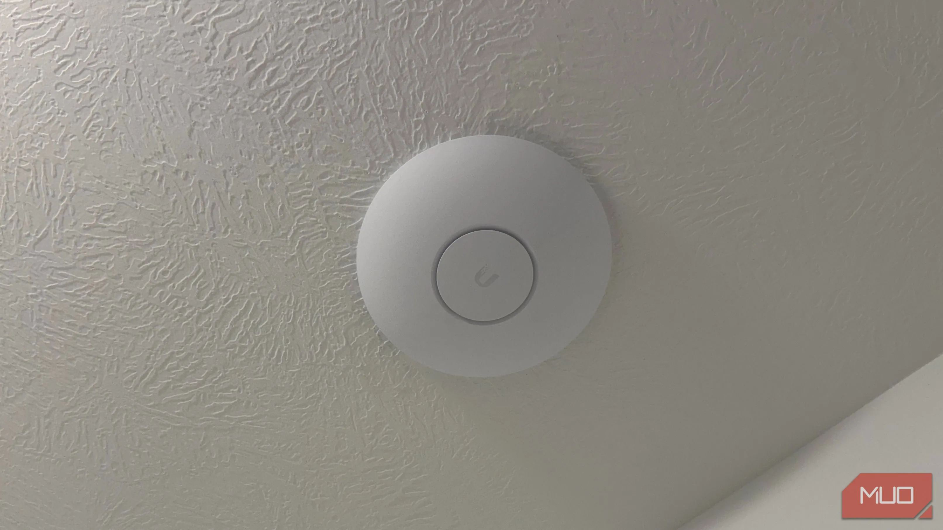 Access point Ubiquiti gắn trần, minh họa việc nhiều AP gần nhau gây nhiễu kênh