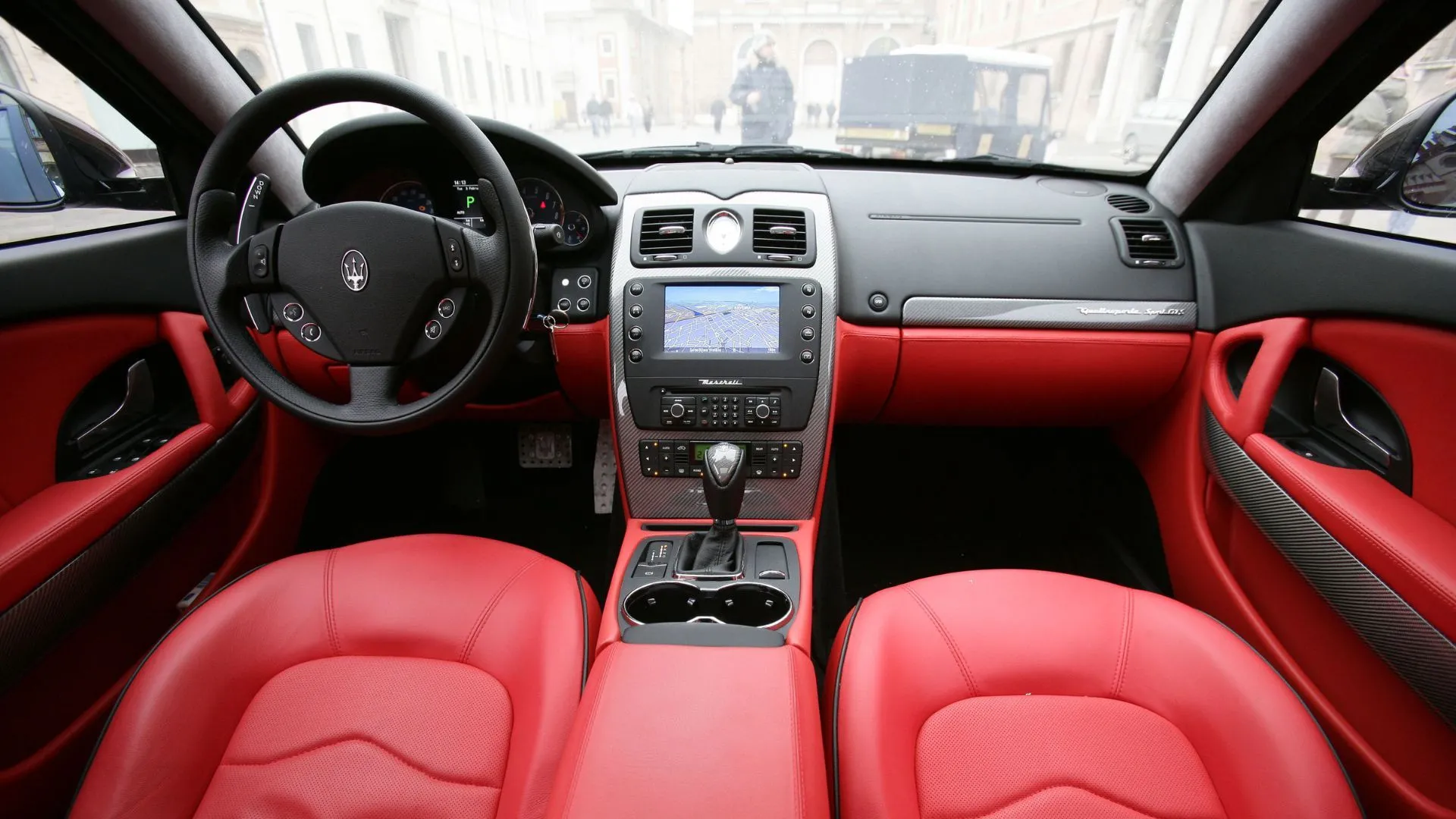 Ảnh khoang lái Maserati Quattroporte 2008, thể hiện chất liệu nội thất và không gian đặc trưng.