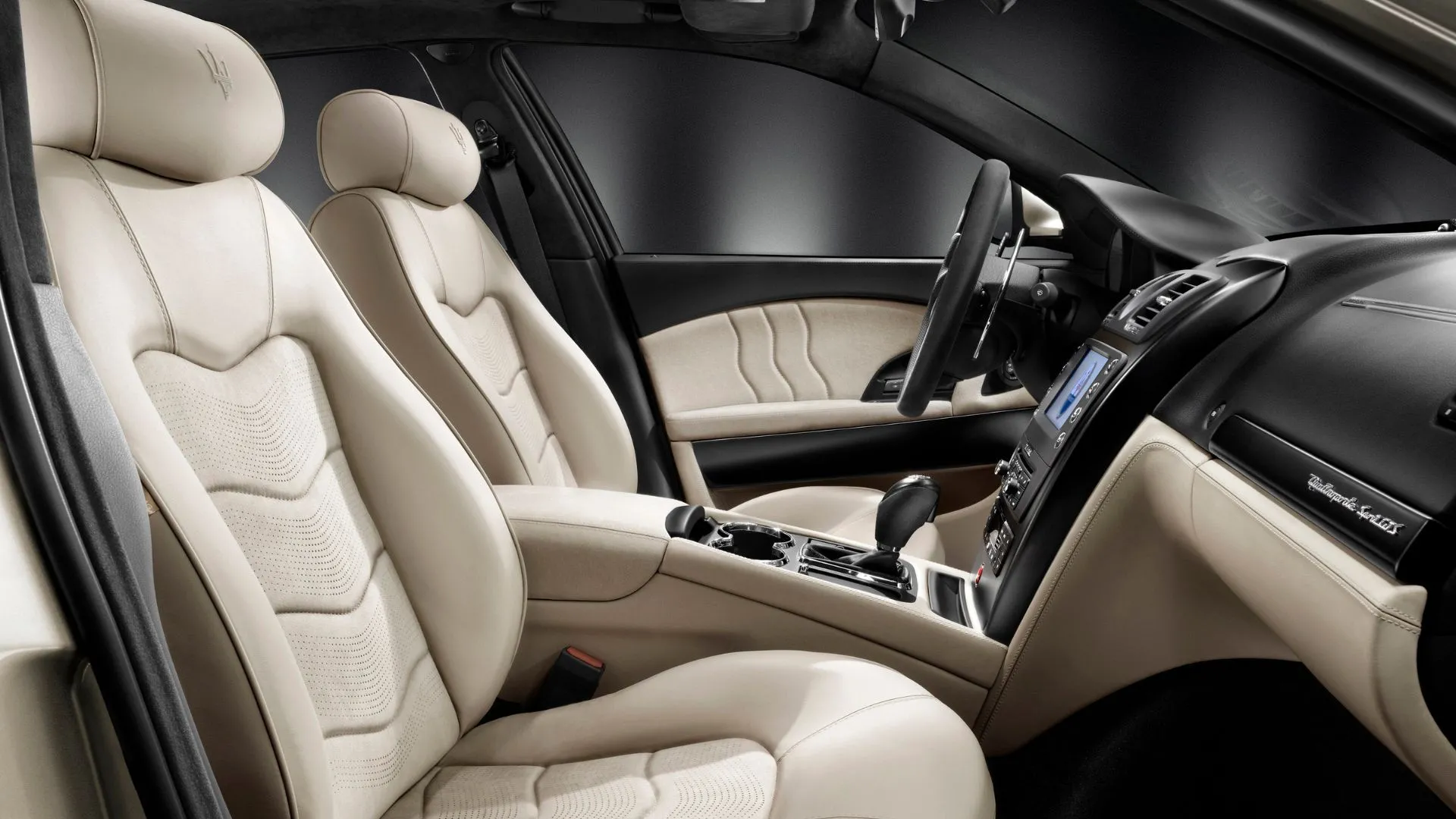 Ảnh khoang lái Maserati Quattroporte 2010, minh họa tính thực dụng và điểm cần kiểm tra về nội thất.