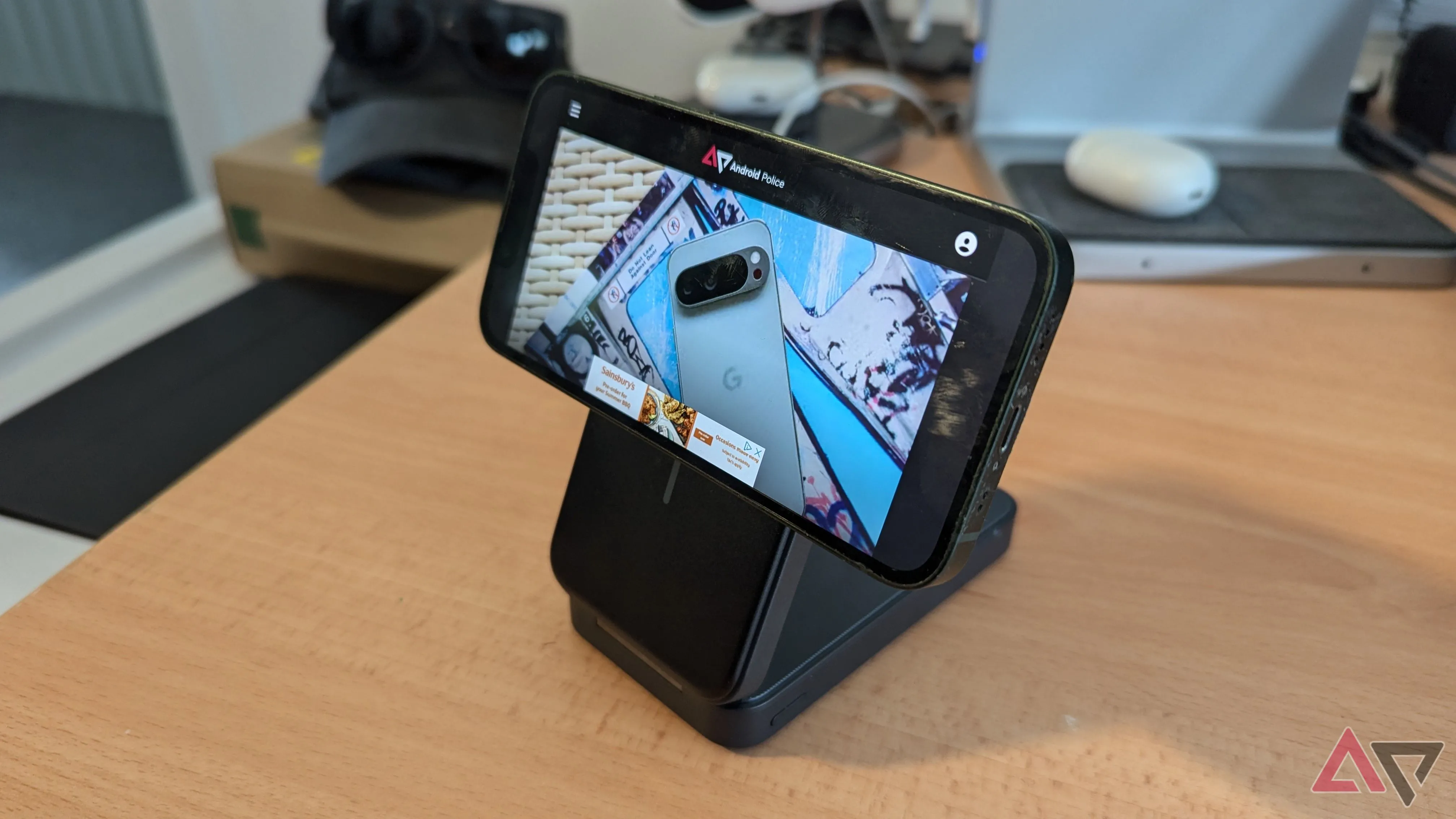 Anker MagGo 6,600mAh Power Bank bên cạnh iPhone 13 Mini đặt ngang trên bàn, minh họa cho tính di động của máy nhỏ gọn