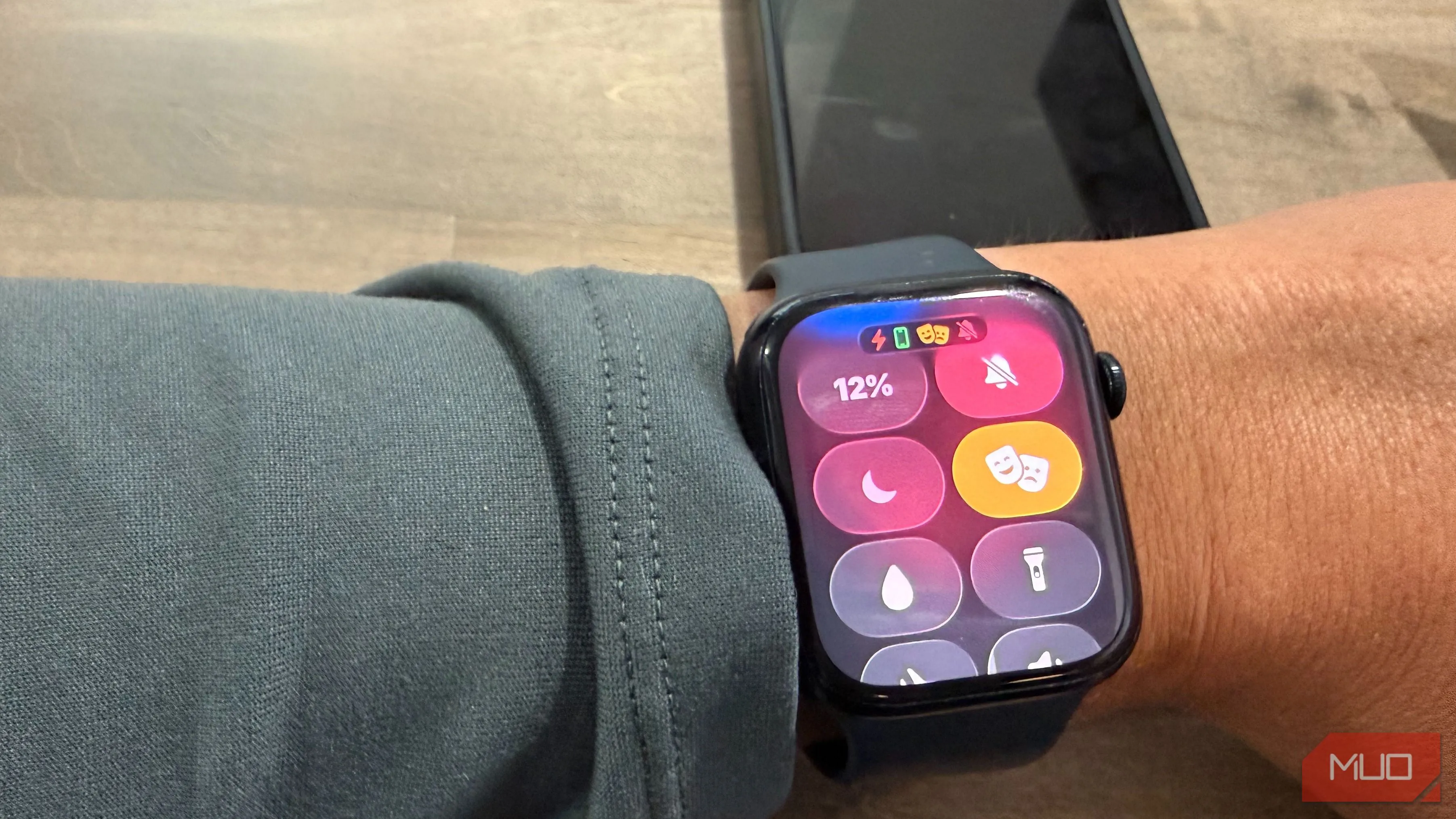 Apple Watch bật Theater Mode để giữ màn hình tắt trong rạp hoặc cuộc họp