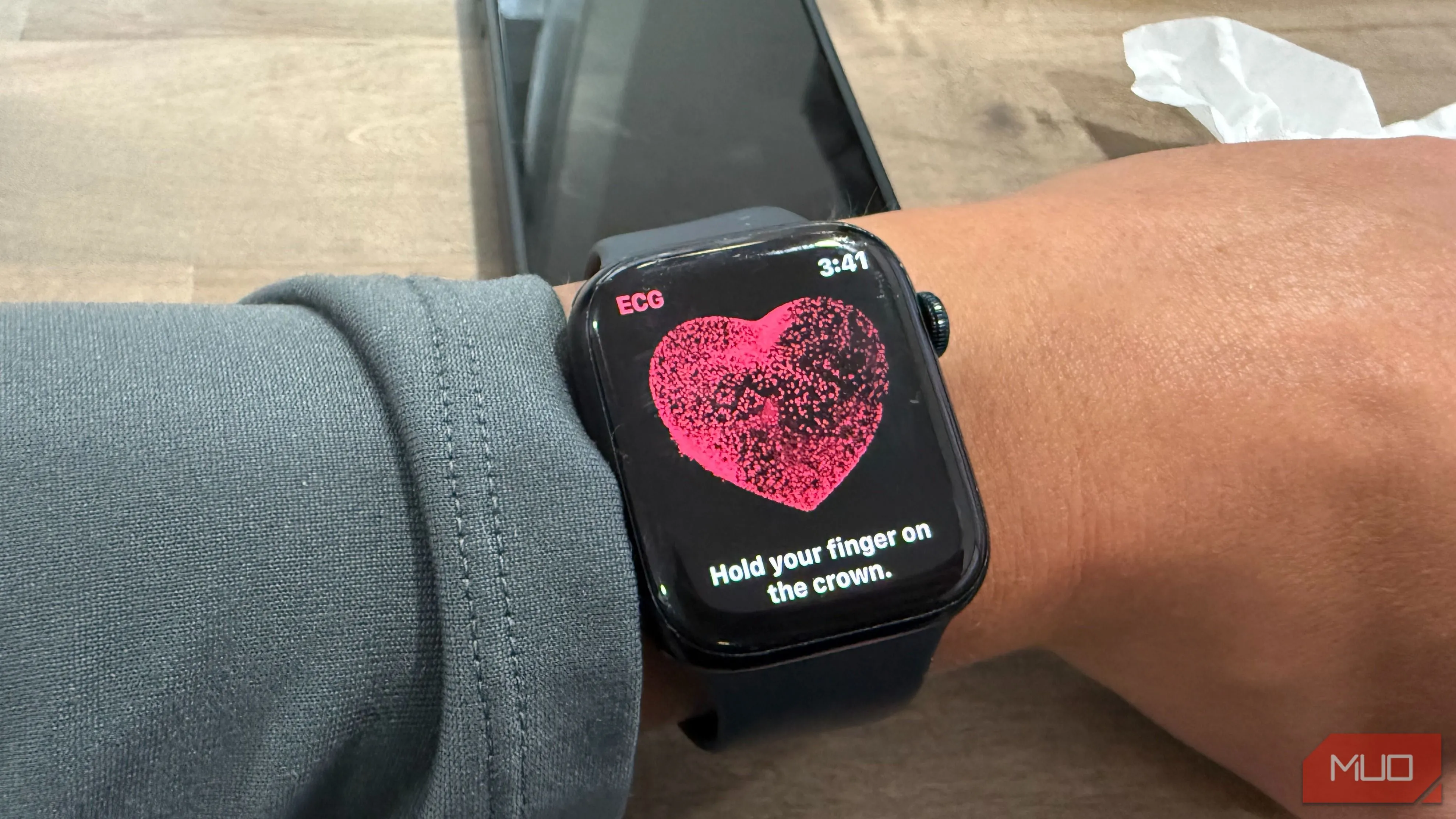 Apple Watch hiển thị màn hình đo EKG với đồ thị nhịp tim