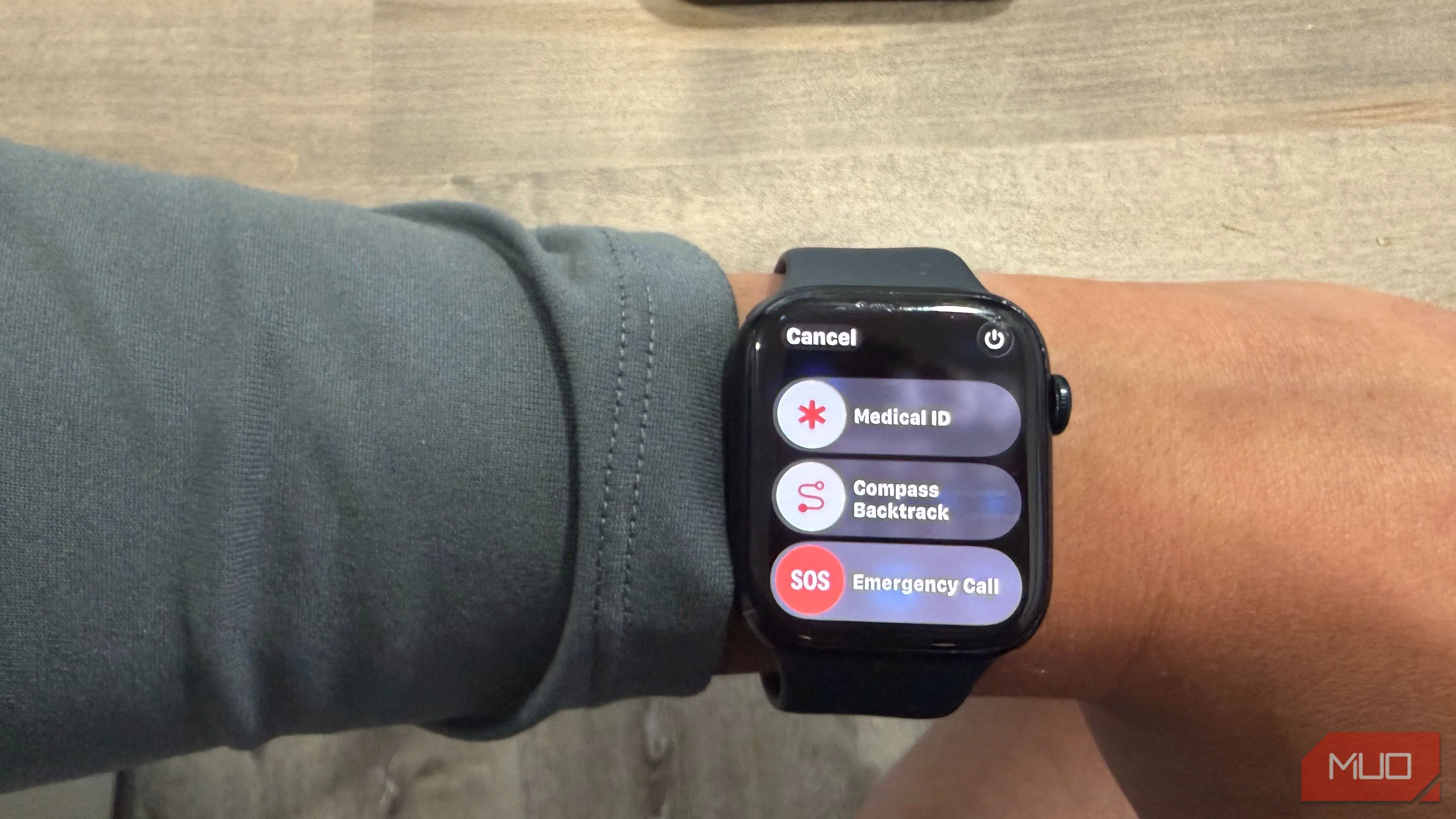 Apple Watch hiển thị màn hình gọi khẩn cấp Emergency SOS