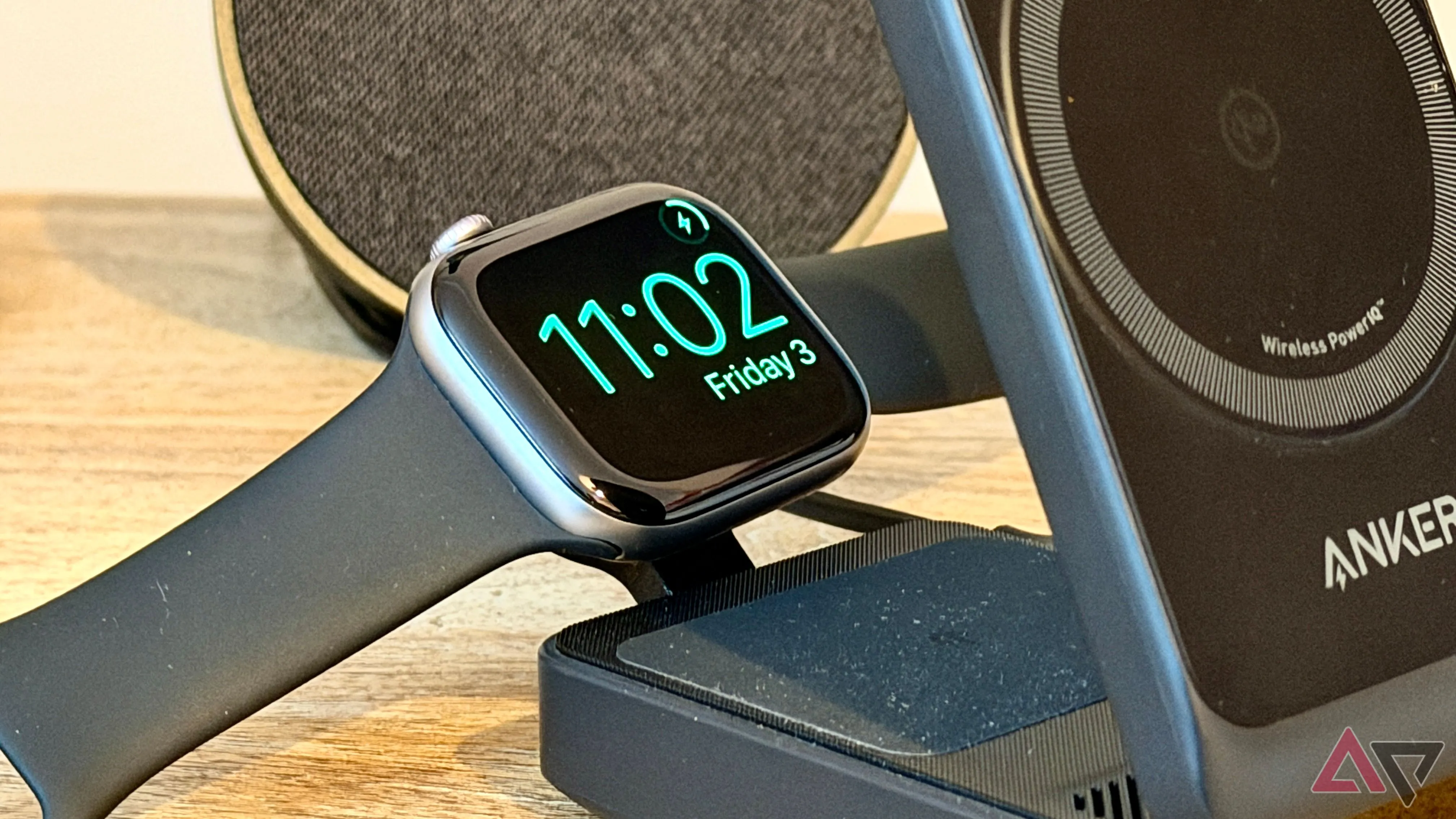 Apple Watch Series 11 đang sạc trên đế Anker không dây