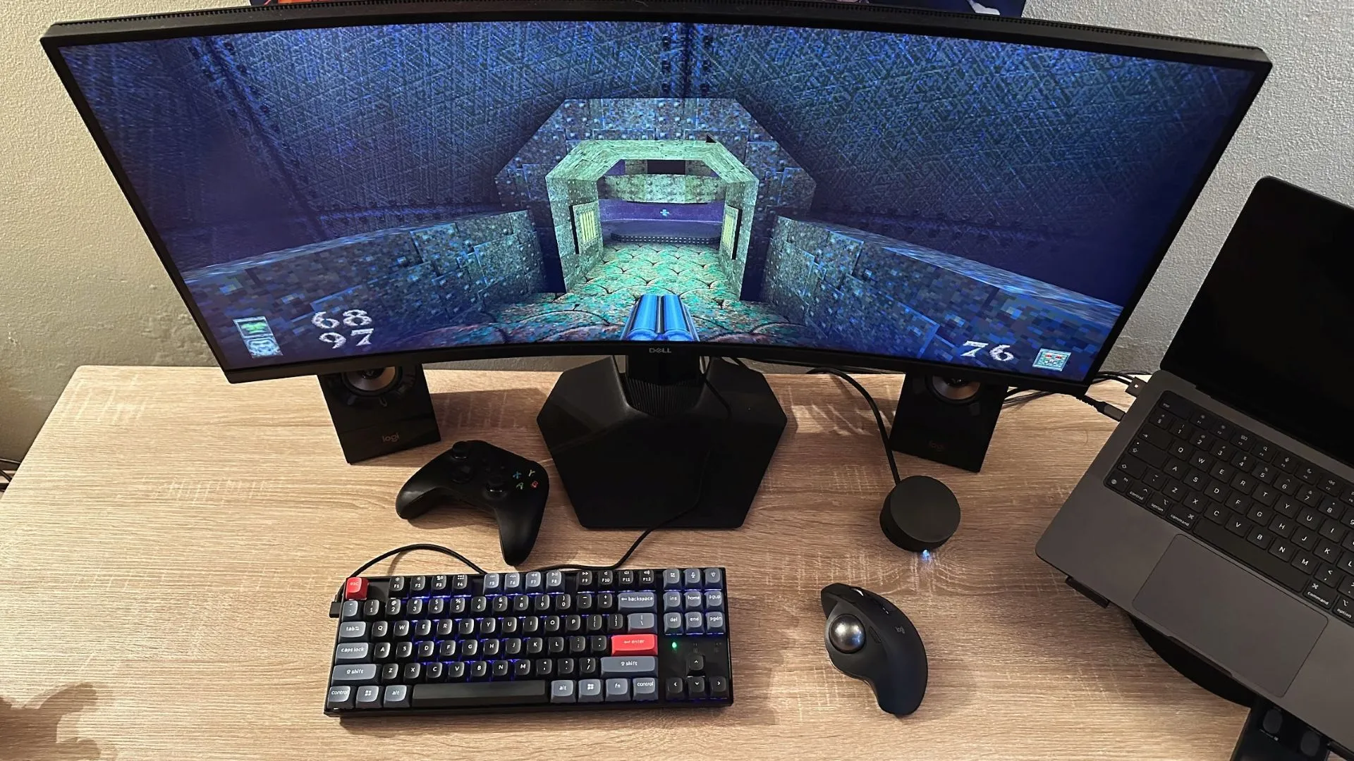 Bàn làm việc với màn hình hiển thị game Quake và trackball