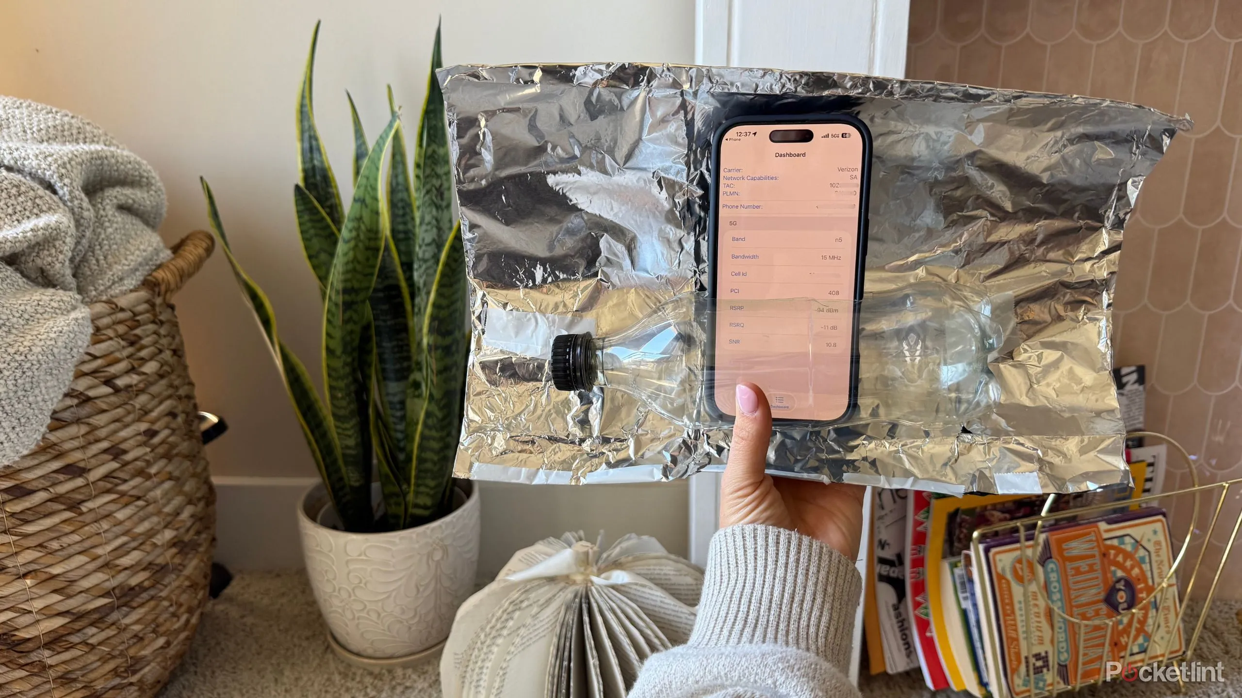 Bộ khuếch đại giấy bạc trông giống một giải pháp tạm thời, không bền vững cho vấn đề sóng yếu