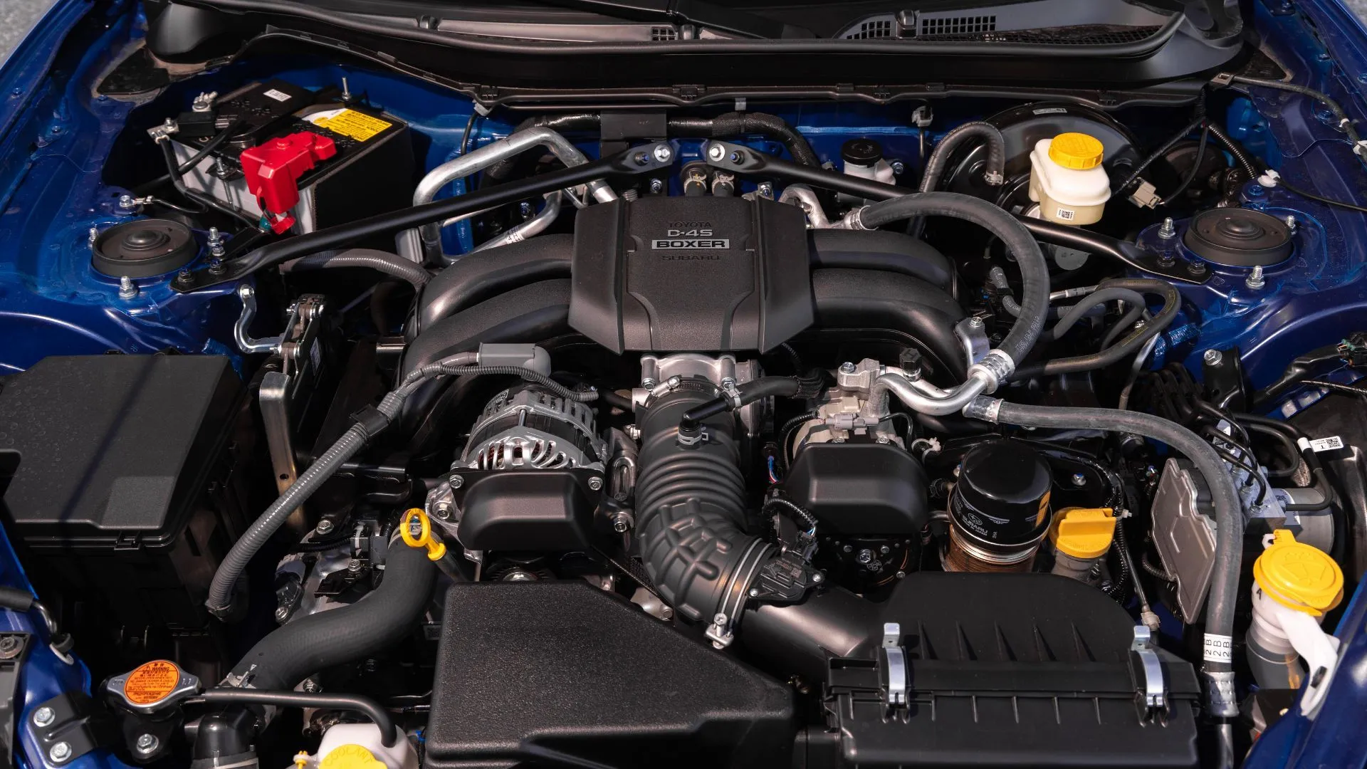 Cận cảnh khoang động cơ Subaru BRZ 2024, thấy rõ động cơ boxer 2.4L