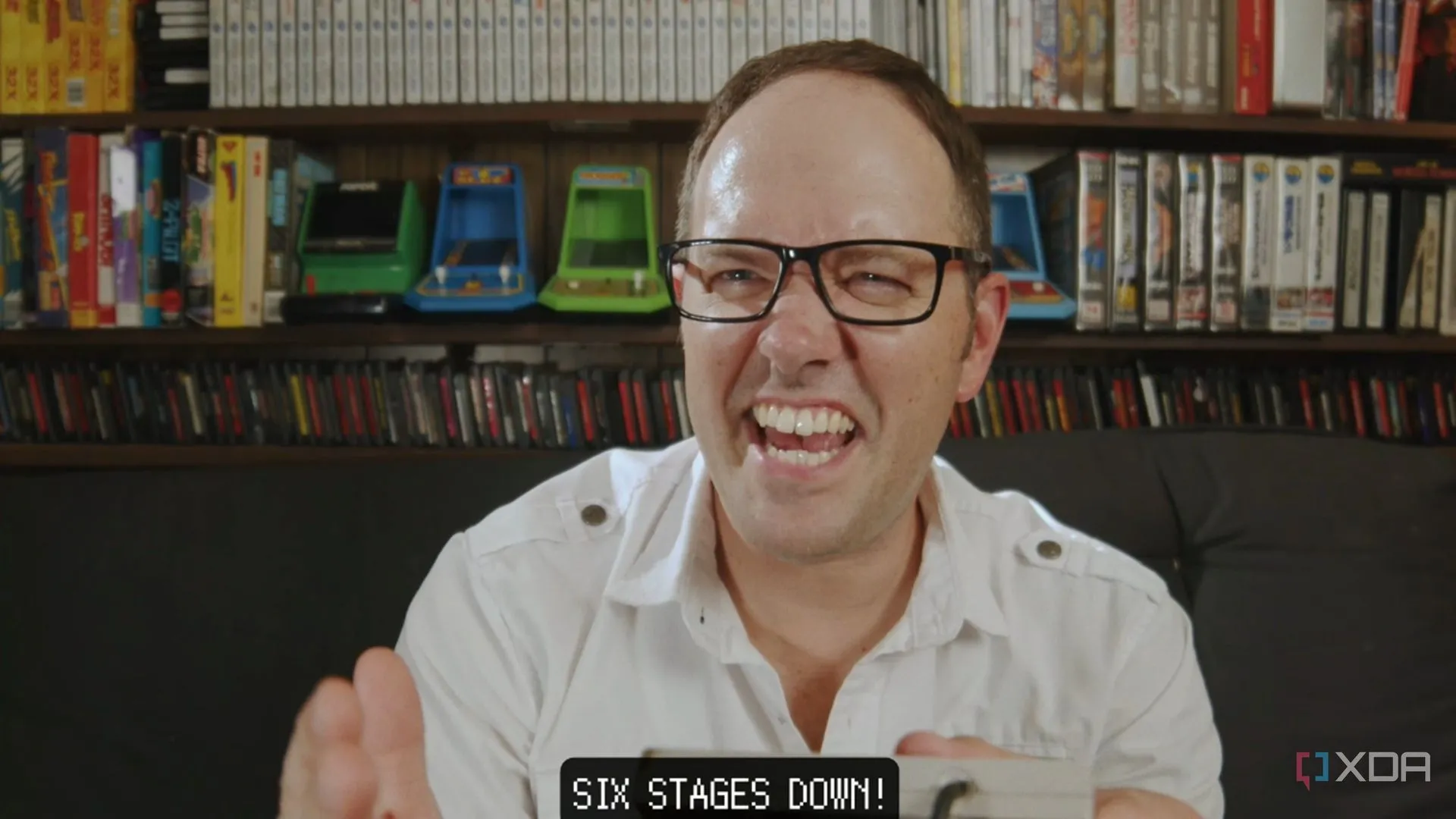 Cảnh cutscene FMV trong Angry Video Game Nerd 8-Bit, kết hợp hình ảnh thực và pixel