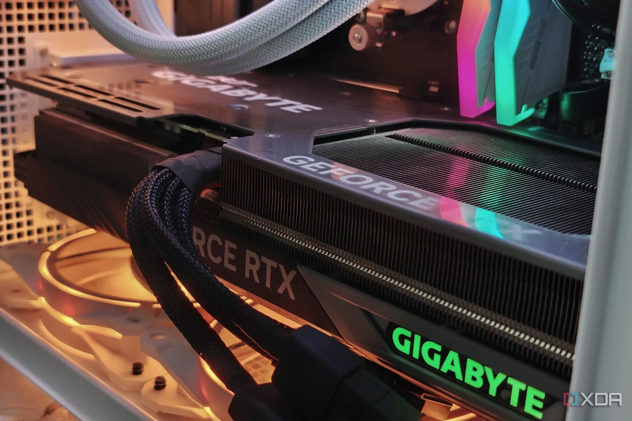 Card đồ họa GeForce RTX 4070 Ti gắn trong thùng máy, minh hoạ tải đột ngột gây transient response