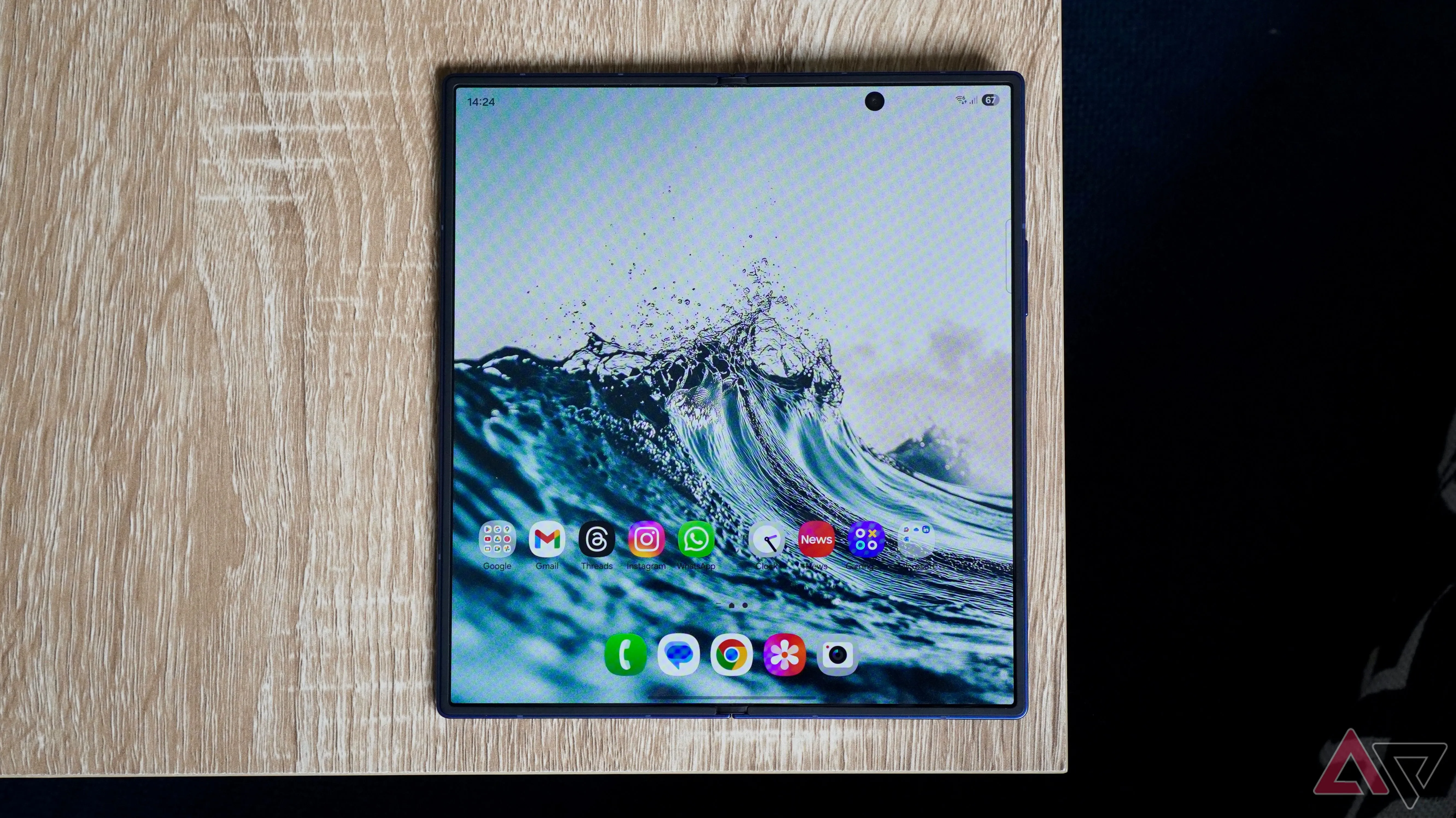 Galaxy Z Fold 7 mở trên bàn gỗ, minh họa độ bền, pin và trải nghiệm sử dụng