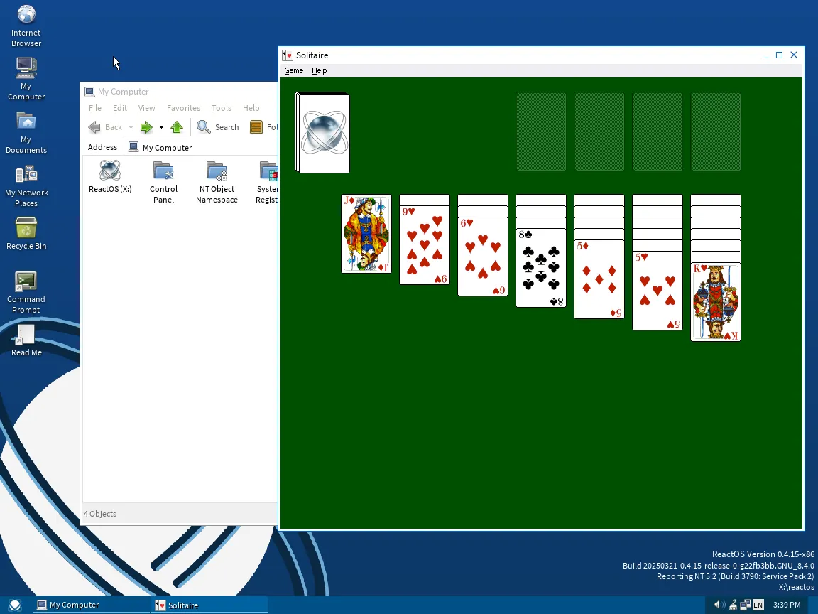 Giao diện ReactOS với File Explorer và trò Solitaire — dự án mã nguồn mở nhằm tương thích ứng dụng Windows XP cho mục đích bảo tồn