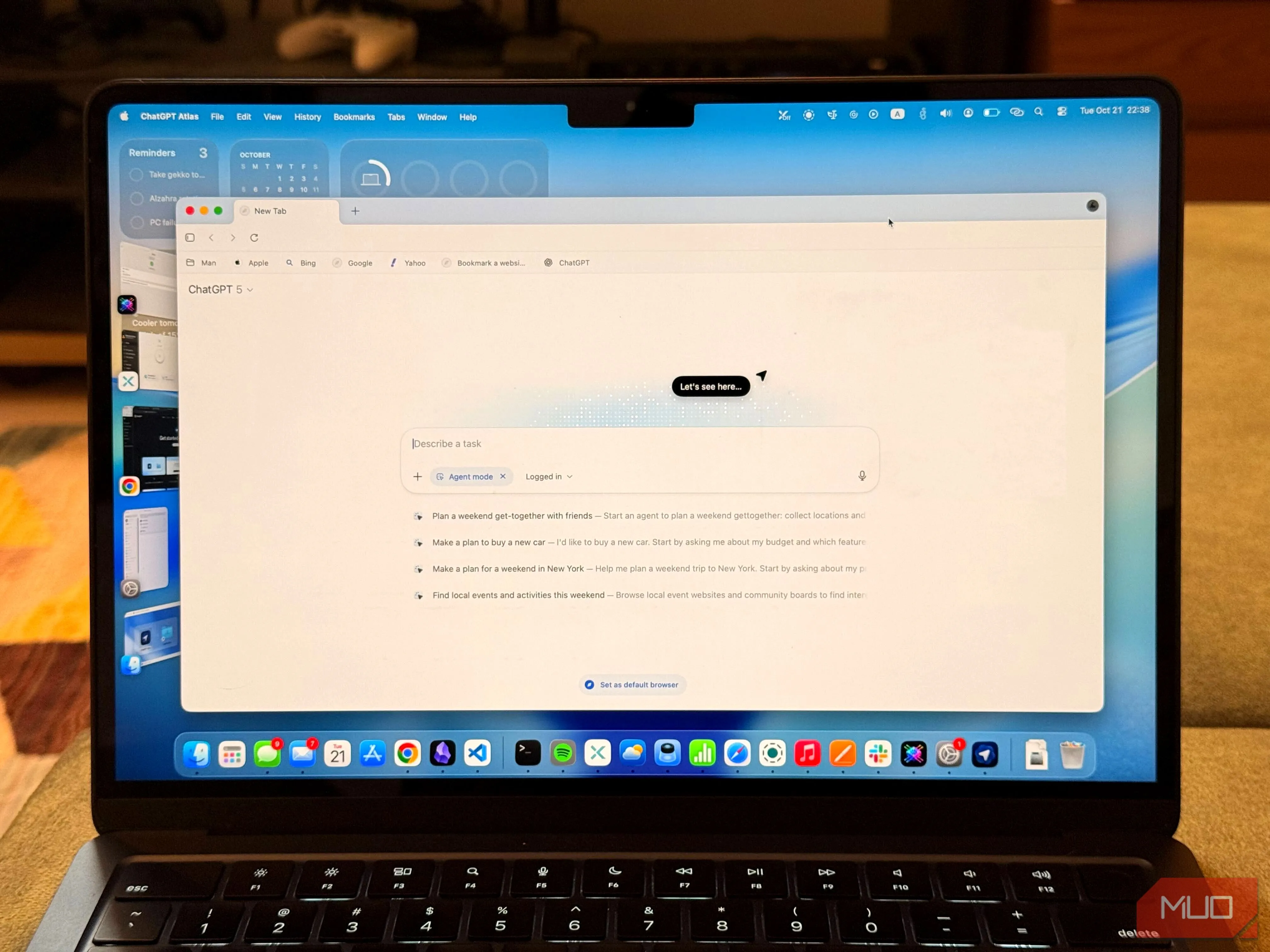 Giao diện trình duyệt ChatGPT Atlas trên macOS, gợi ý về việc các sản phẩm AI thương mại sử dụng dữ liệu thu được từ sáng tạo của người khác