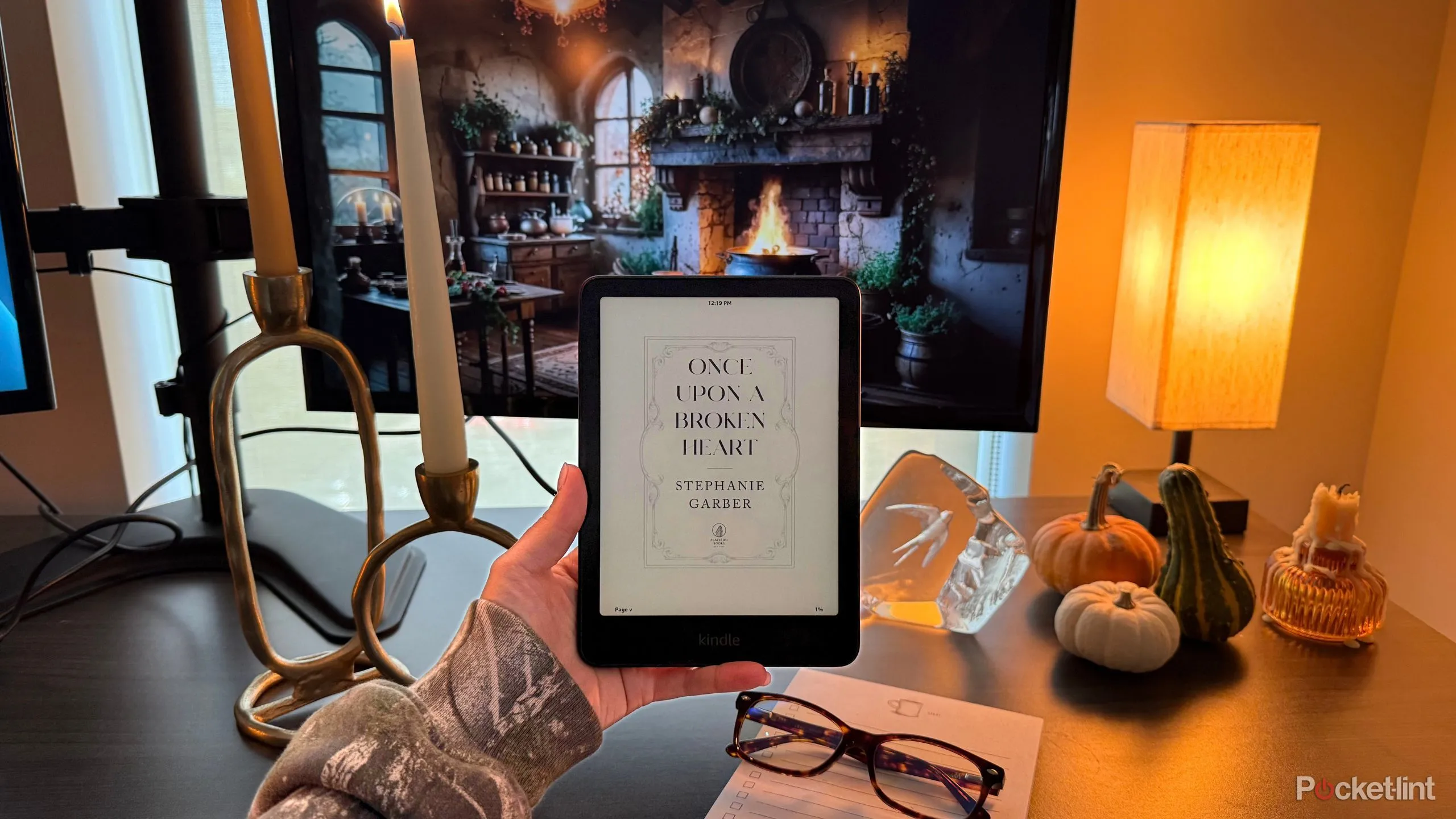 Góc ảnh quảng bá Kindle mùa thu, gợi cảm giác đọc sách trong tiết trời se lạnh