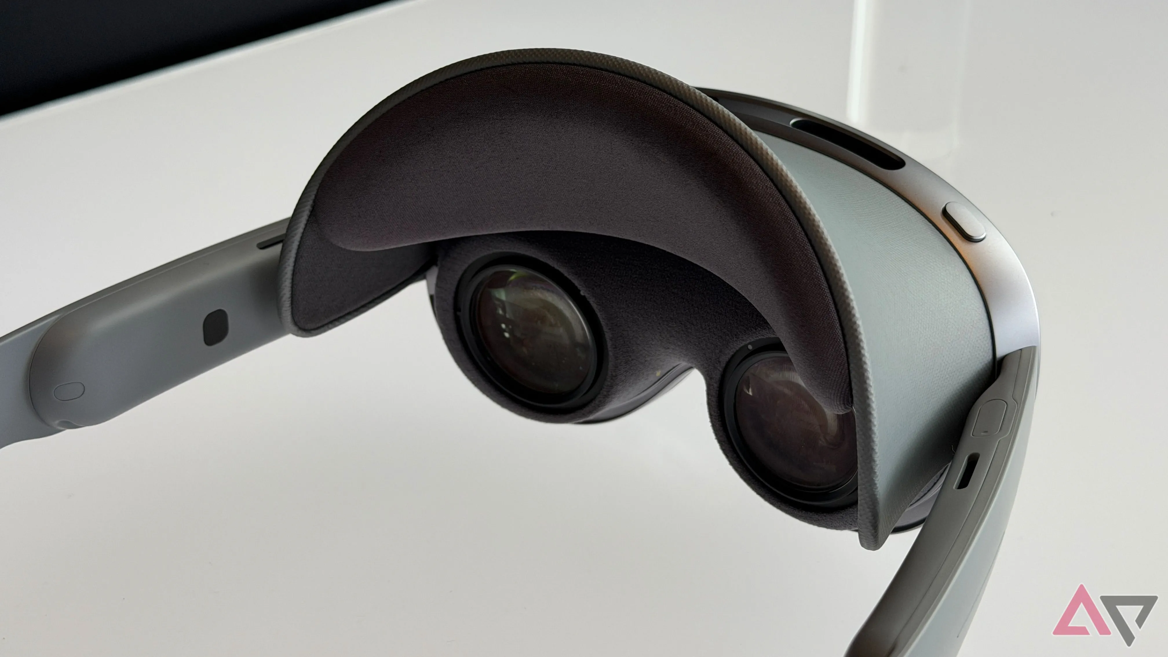 Góc nhìn bên trong Samsung Galaxy XR, thể hiện loại màn hình 4K Micro-OLED và độ hoàn thiện của phần hiển thị