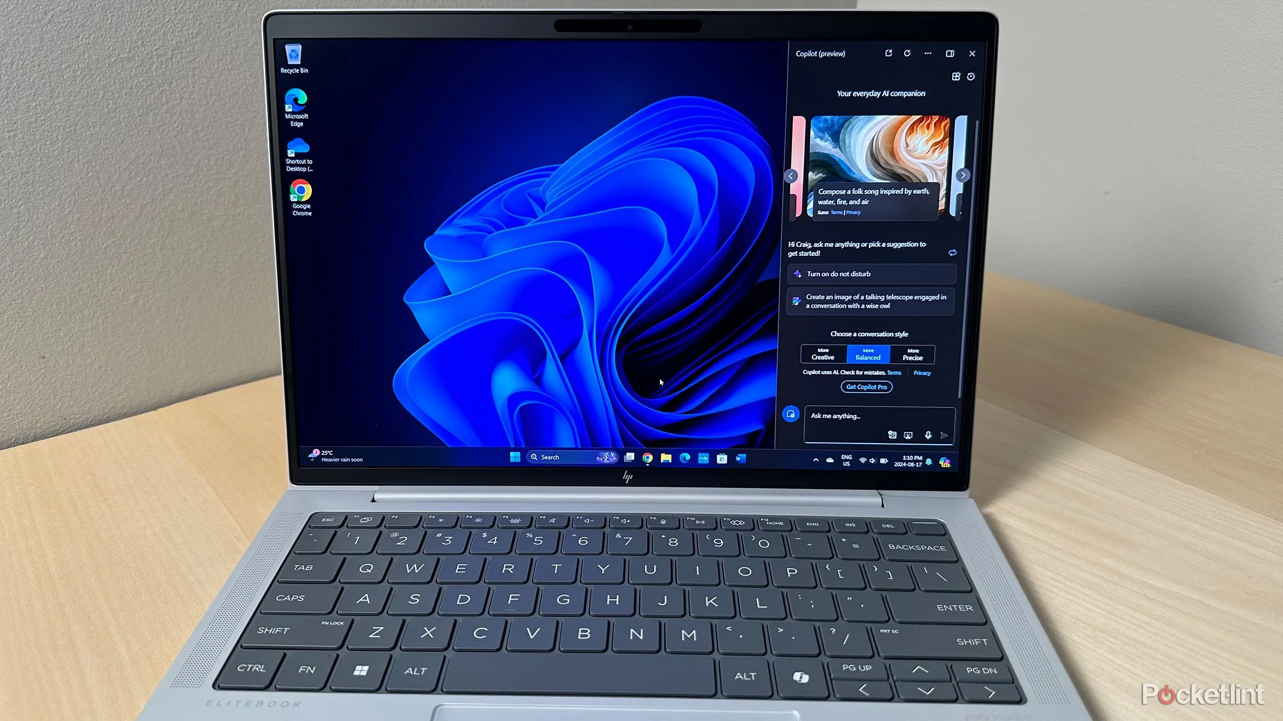 Góc nhìn về laptop với Copilot, biểu tượng cho AI được tích hợp sâu trong Windows 11